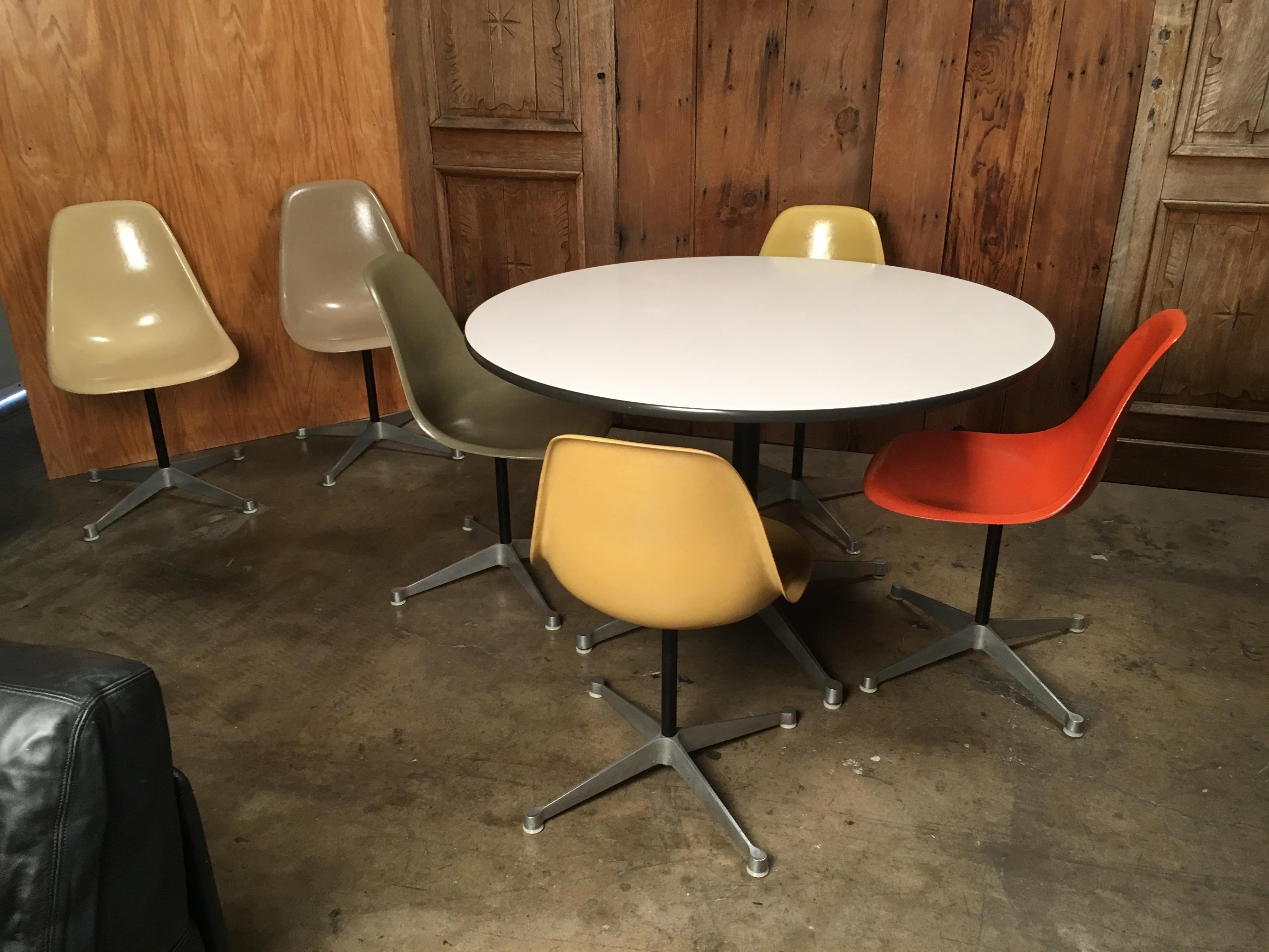 Eames Round Dining Table for Herman Miller, 1960s 4