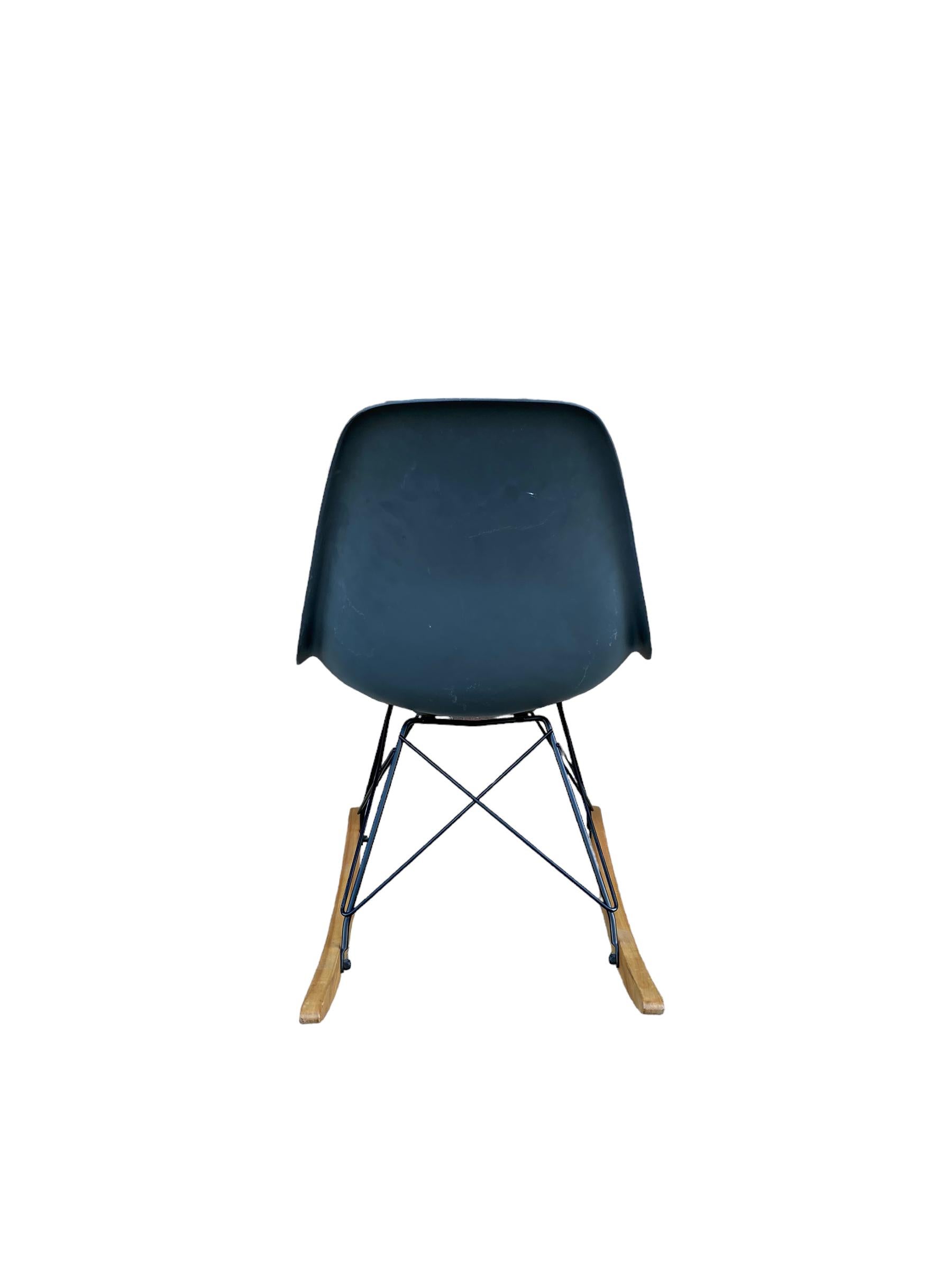 Stampato Sedia a dondolo Eames RSR Grigio Elefante in vendita