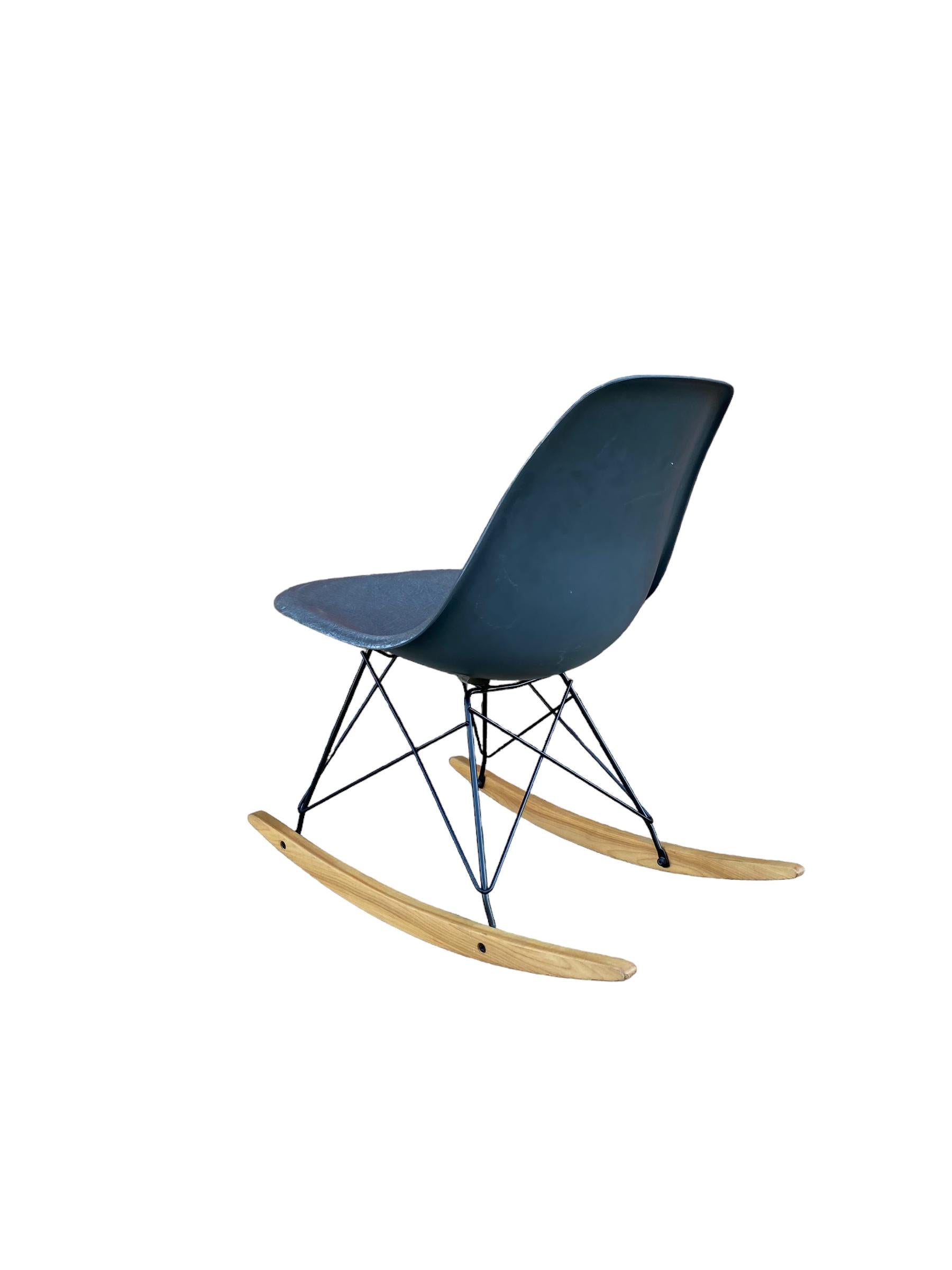 Eames RSR Rocking Chair Elephant Gray In Good Condition For Sale In Brooklyn, NY