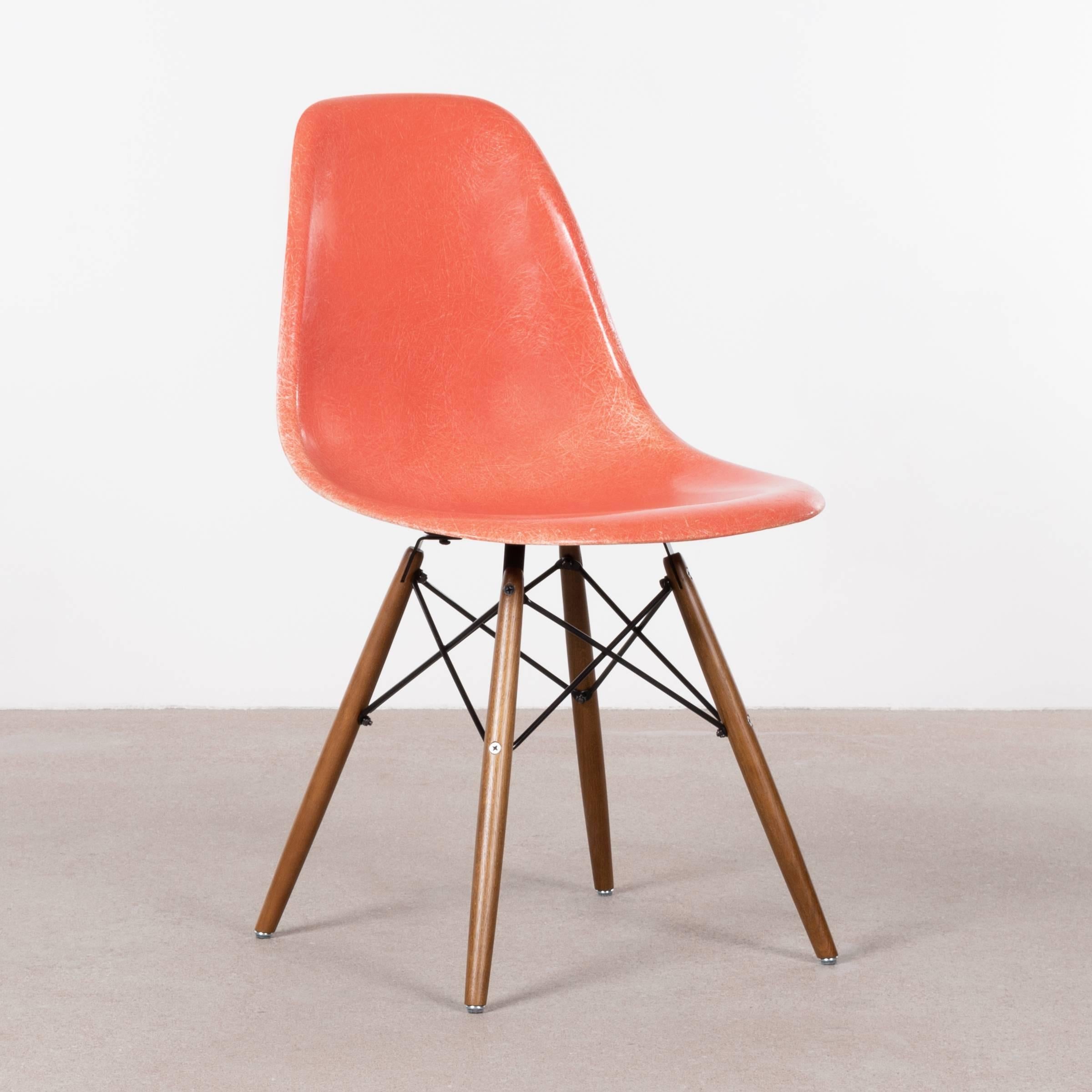 Beautiful iconic DSW chair in the color: Salmon. Shell side chair is in very good or excellent condition with only slight traces of use. Replaced shock mounts which guarantee save usability for the next decades. New dowel base. Each chair is signed