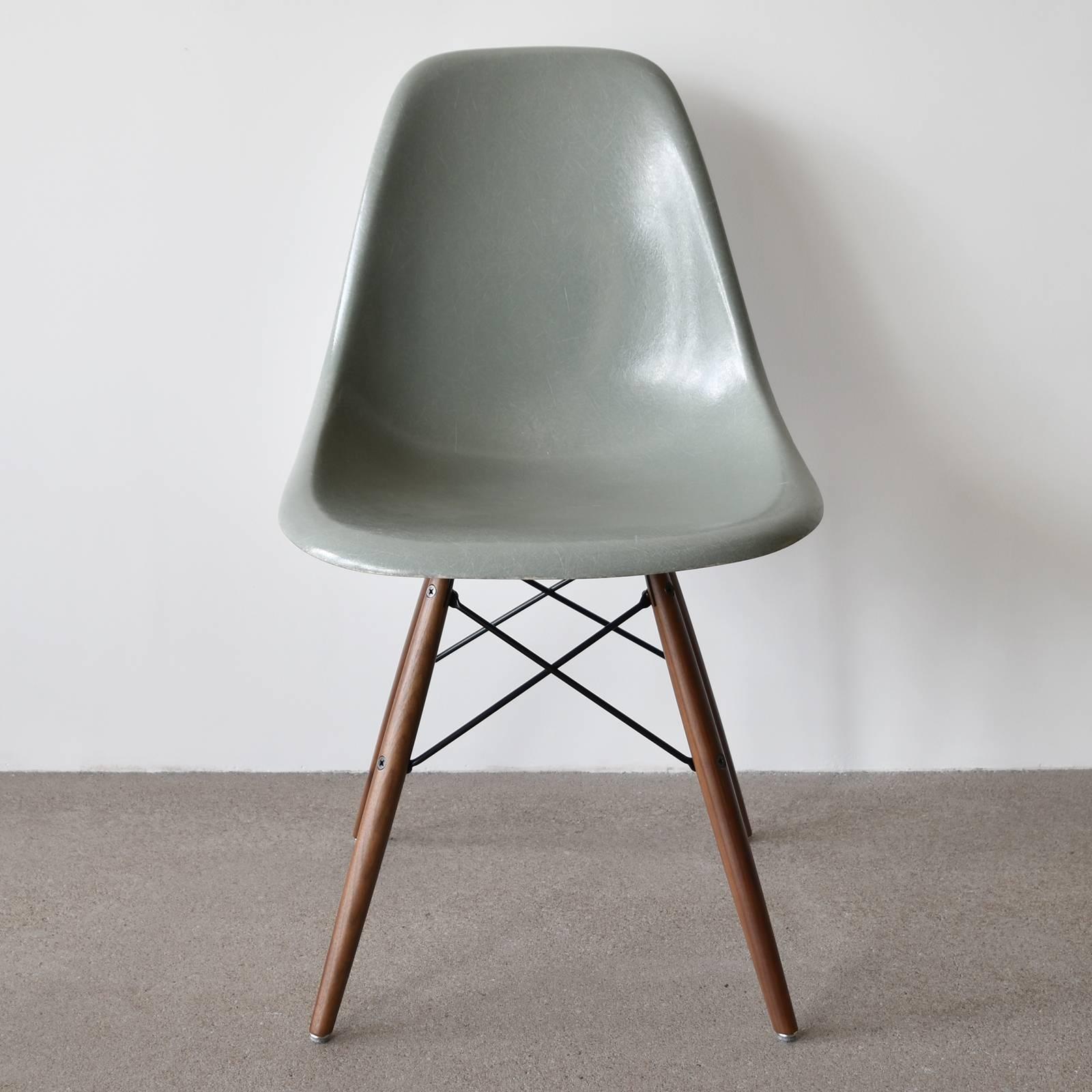 Beautiful iconic DSW chair in the color: Sea Foam Green. Shell side chair is in very good condition with only slight traces of use. Replaced shock mounts which guarantee save usability for the next decades. New oak or walnut dowel base. Each chair