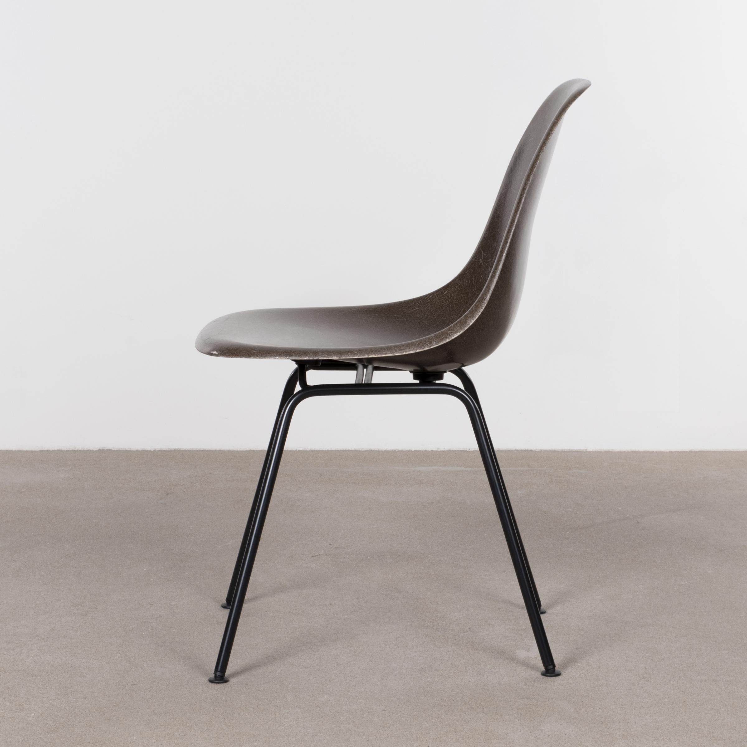Beautiful iconic DSX chair in the color: Seal brown. The side shell chair is in very good condition with only slight traces of use. Replaced shock mounts which guarantee save usability for the next decades. Basic dark powder coated or zinc plated