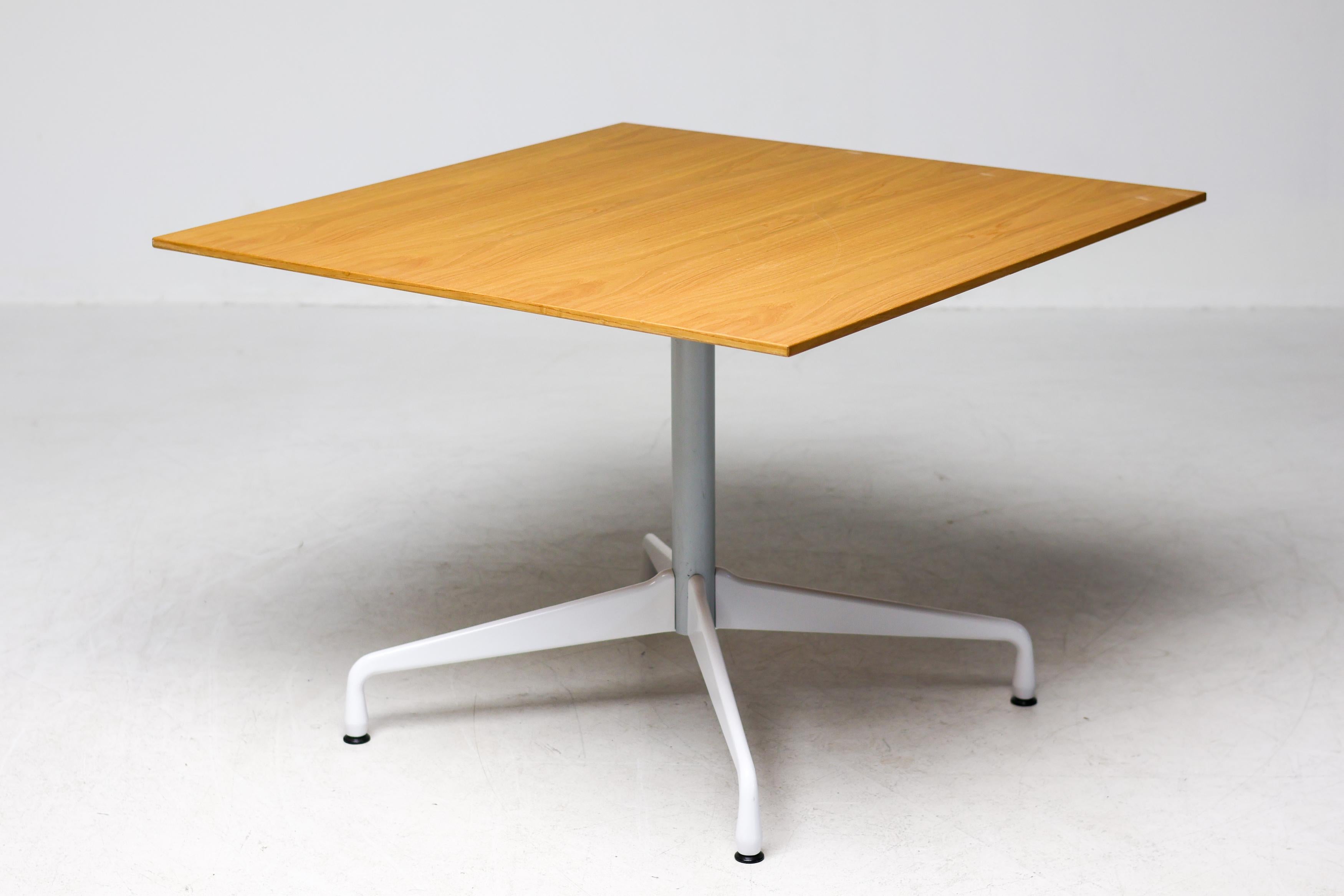 Table de salle à manger Eames Segmented Base by Vitra - Custom Square Oak Top en vente 3