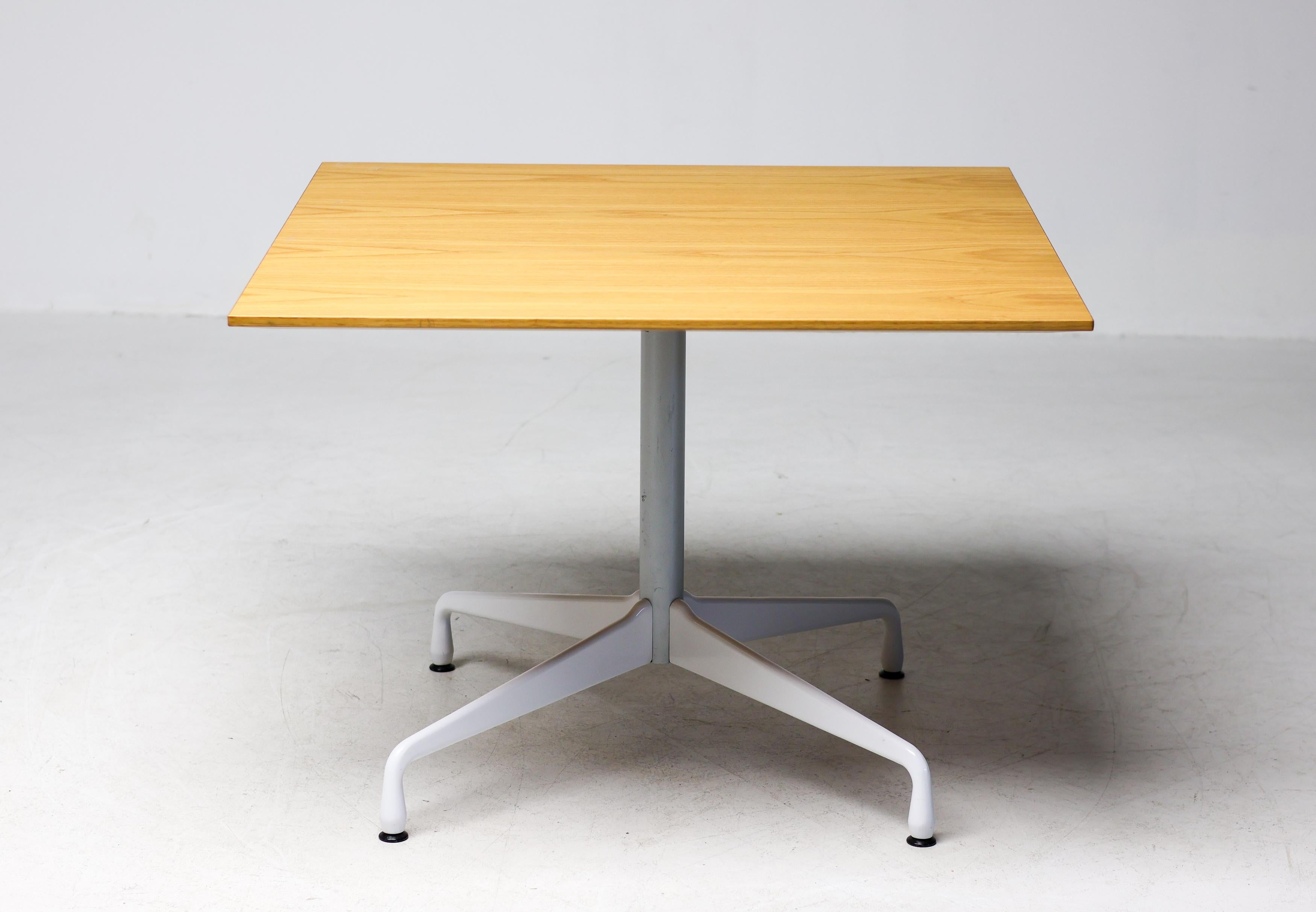 Une version saisissante et personnalisée de l'emblématique table de salle à manger Eames Segmented Base, produite par Vitra. Cette table exceptionnelle combine l'élégance architecturale classique du design Steele avec un plateau en chêne carré sur