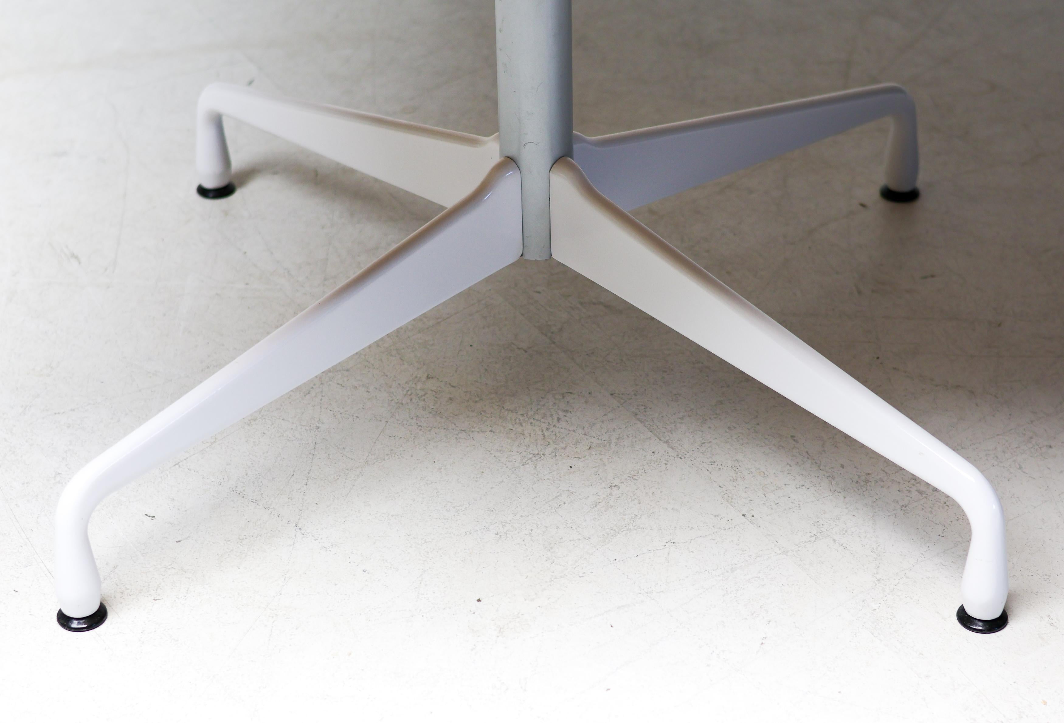 Mid-Century Modern Table de salle à manger Eames Segmented Base by Vitra - Custom Square Oak Top en vente