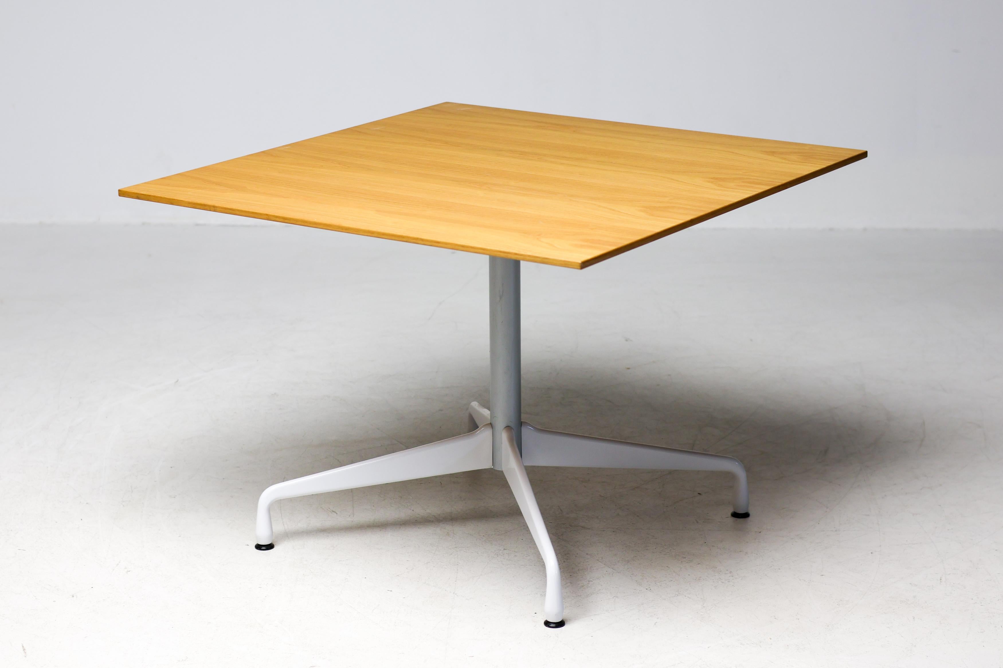 Table de salle à manger Eames Segmented Base by Vitra - Custom Square Oak Top Bon état - En vente à Dronten, NL