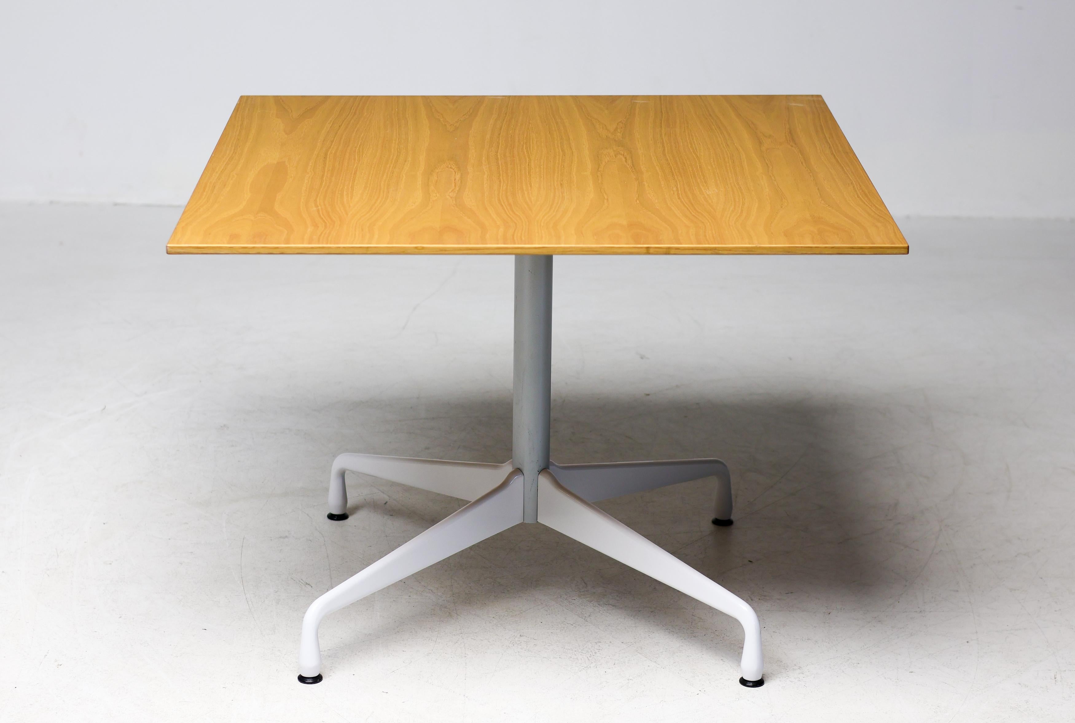 XXIe siècle et contemporain Table de salle à manger Eames Segmented Base by Vitra - Custom Square Oak Top en vente