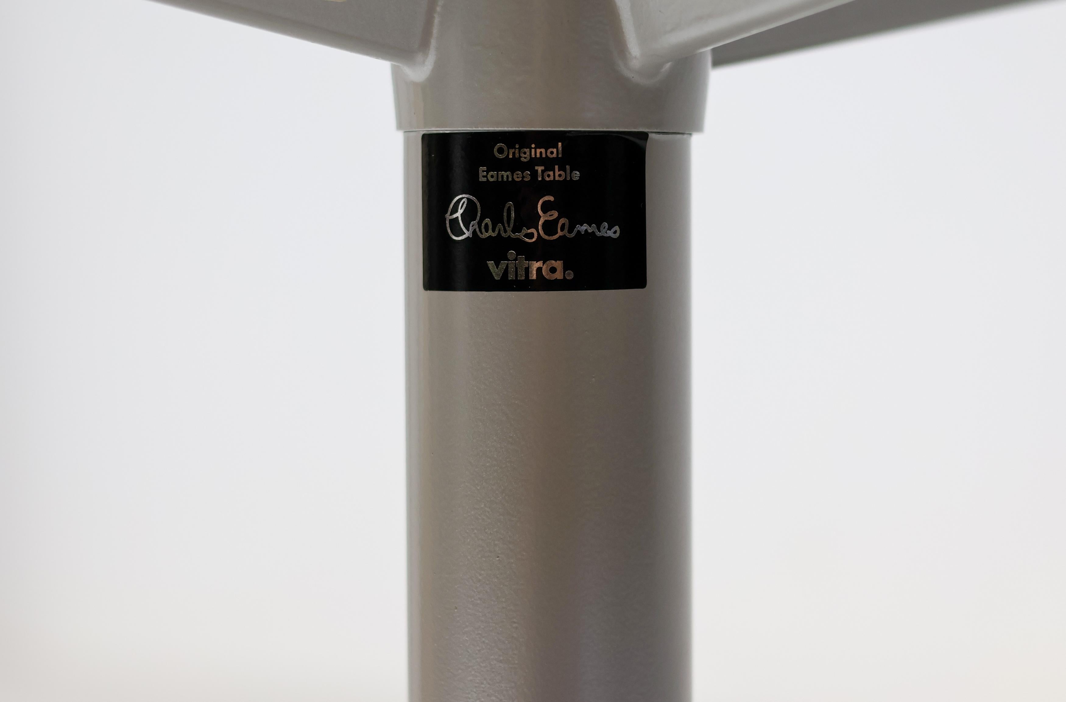 Table de salle à manger Eames Segmented Base by Vitra - Custom Square Oak Top en vente 2