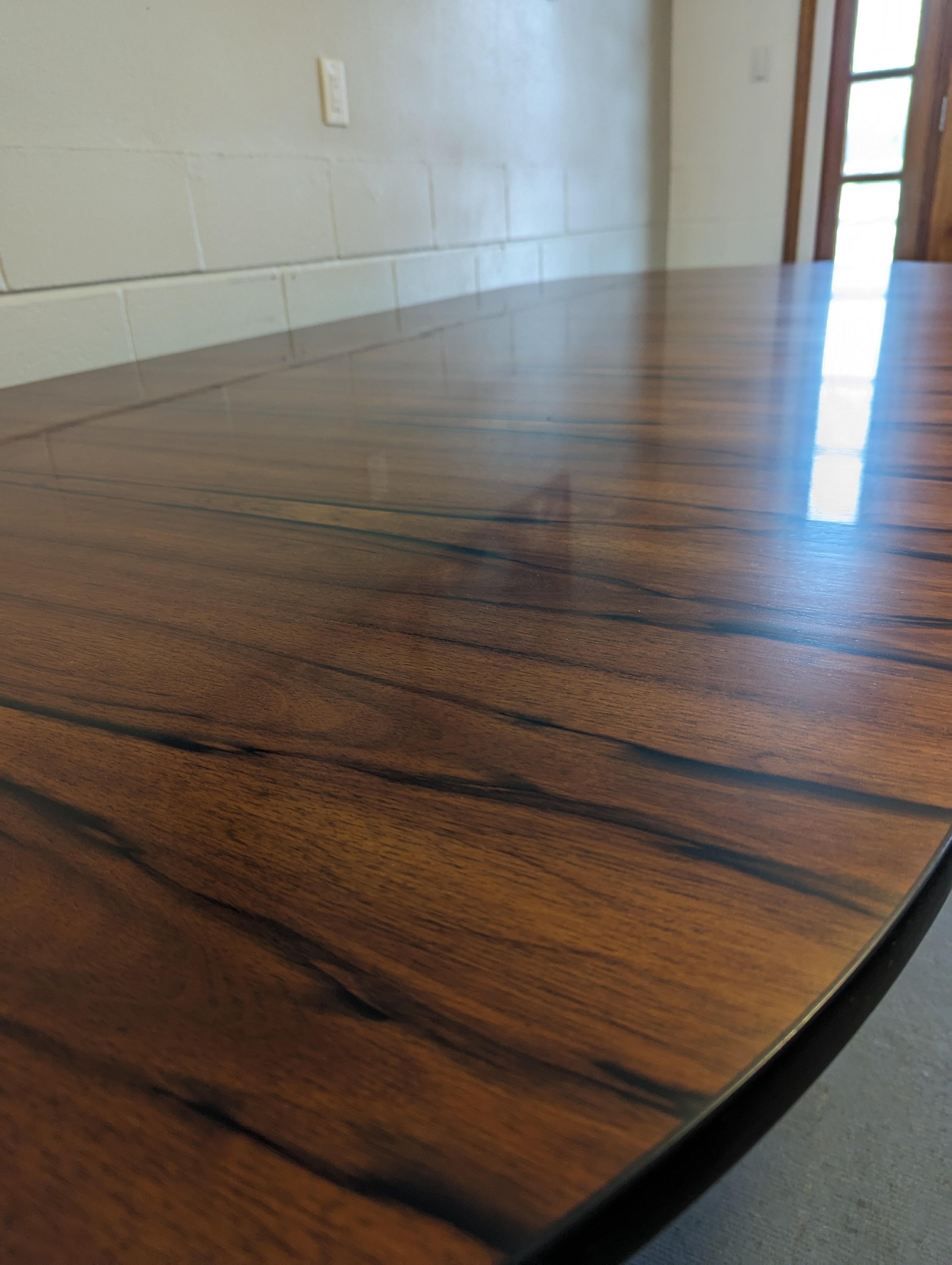 Eames Tisch mit Segment-Sockel aus Palisanderholz im Angebot 3