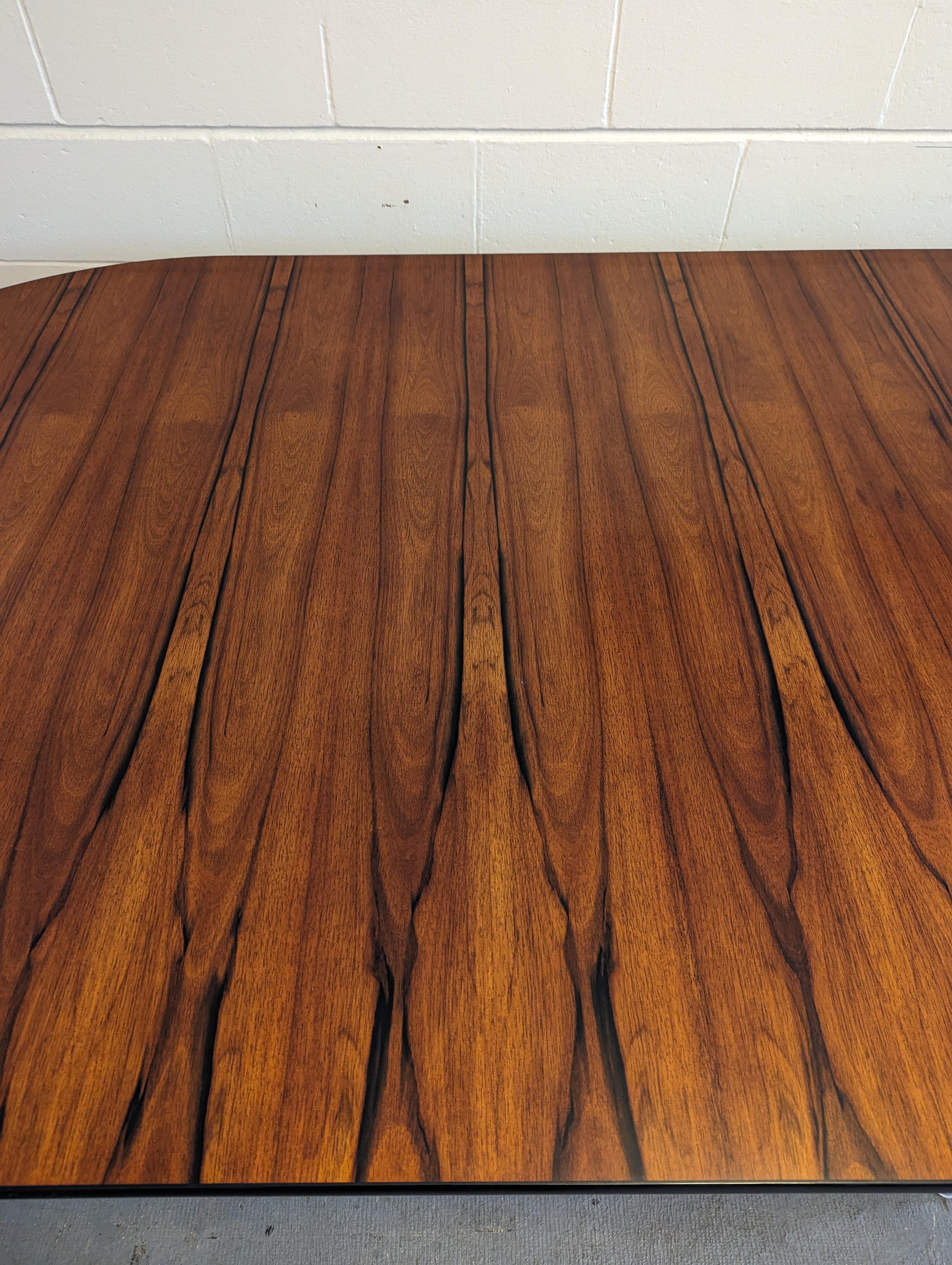 Eames Tisch mit Segment-Sockel aus Palisanderholz im Angebot 6