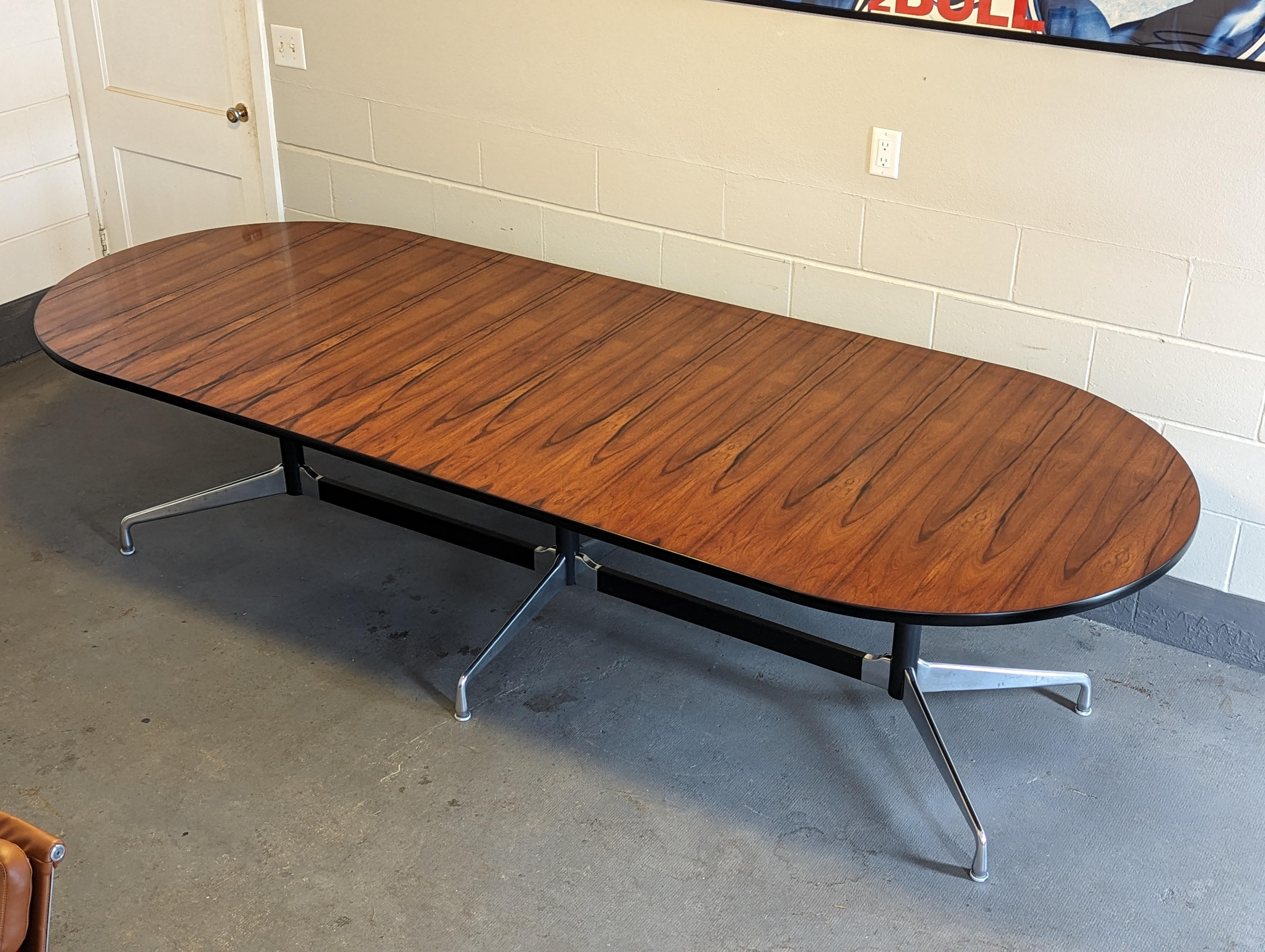 Atemberaubender 10-Fuß-Eames-Tisch mit segmentiertem Unterbau.

Unglaubliche Farbe und Maserung von Palisanderholz.

Füße und Sockel aus poliertem Aluminium bilden einen schönen Kontrast zu den schwarzen Stützen.

Ausgedehnte 118 