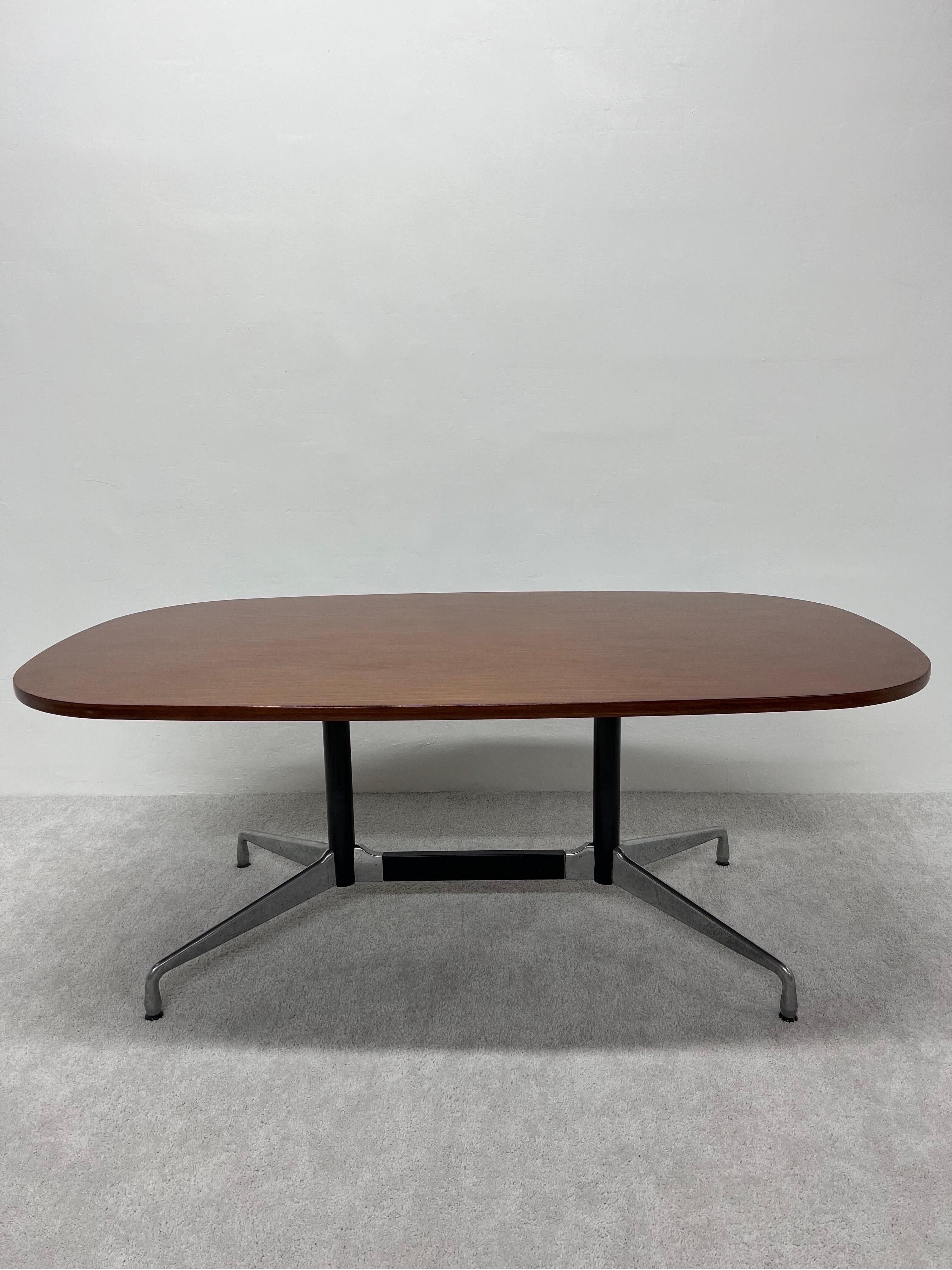 Ray and Charles Eames designed Segmented Base dining or conference table with oval stained white oak natural veneer top and aluminum base for Herman Miller, 1970s. The oak veneer top has been professionally refinished using a satin finish to bring