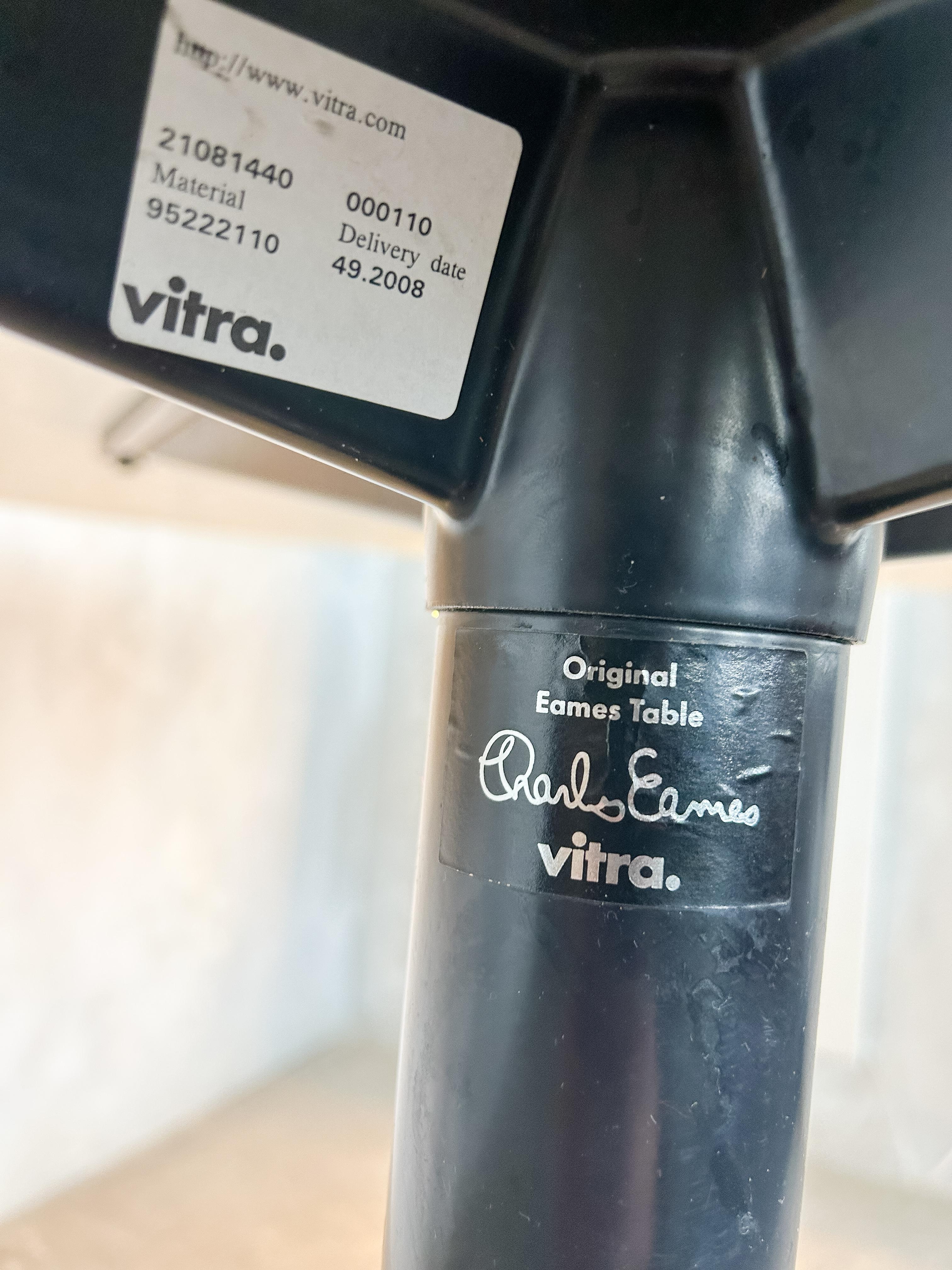 Der ikonische Eames Segmented Table von Vitra, ein moderner Klassiker mit einem Hauch von Charakter, wird vorgestellt. Dieser mit Präzision und Stil gefertigte Tisch ist mehr als nur ein funktionales Möbelstück; er ist ein Statement für exzellentes