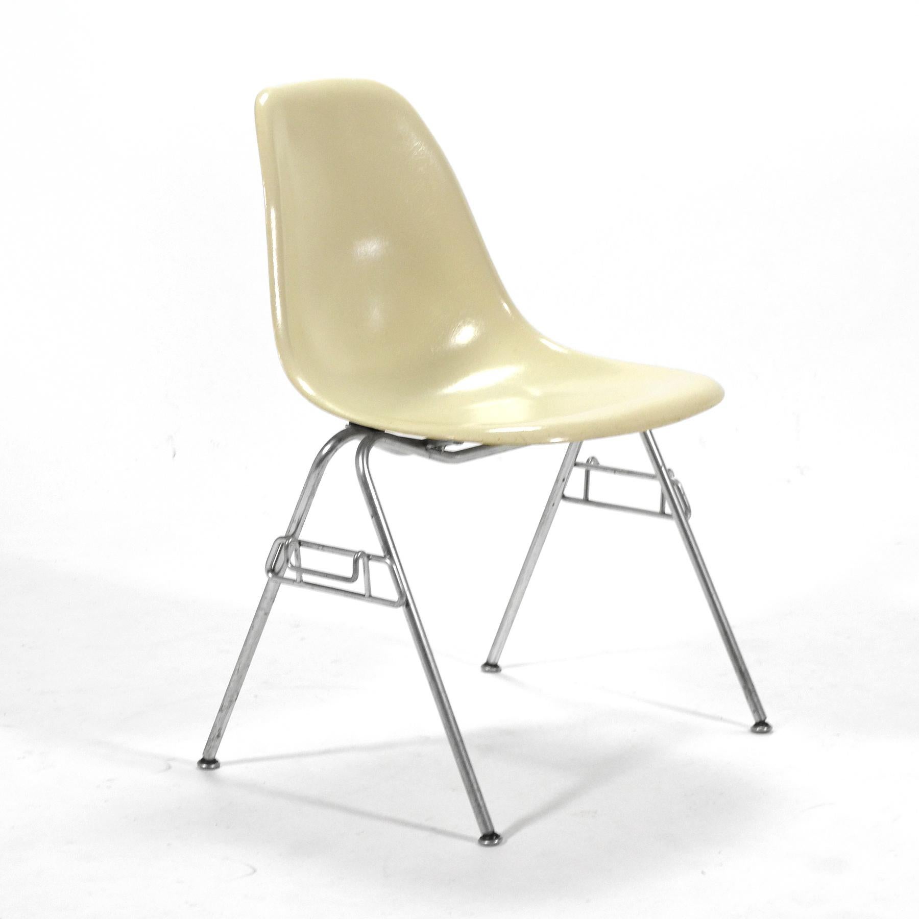 Il s'agit d'un fantastique ensemble de chaises latérales empilables en fibre de verre conçu par Charles et Ray Eames pour Herman Miller. Les importantes conceptions d'après-guerre des Eames en contreplaqué et en fibre de verre sont bien documentées