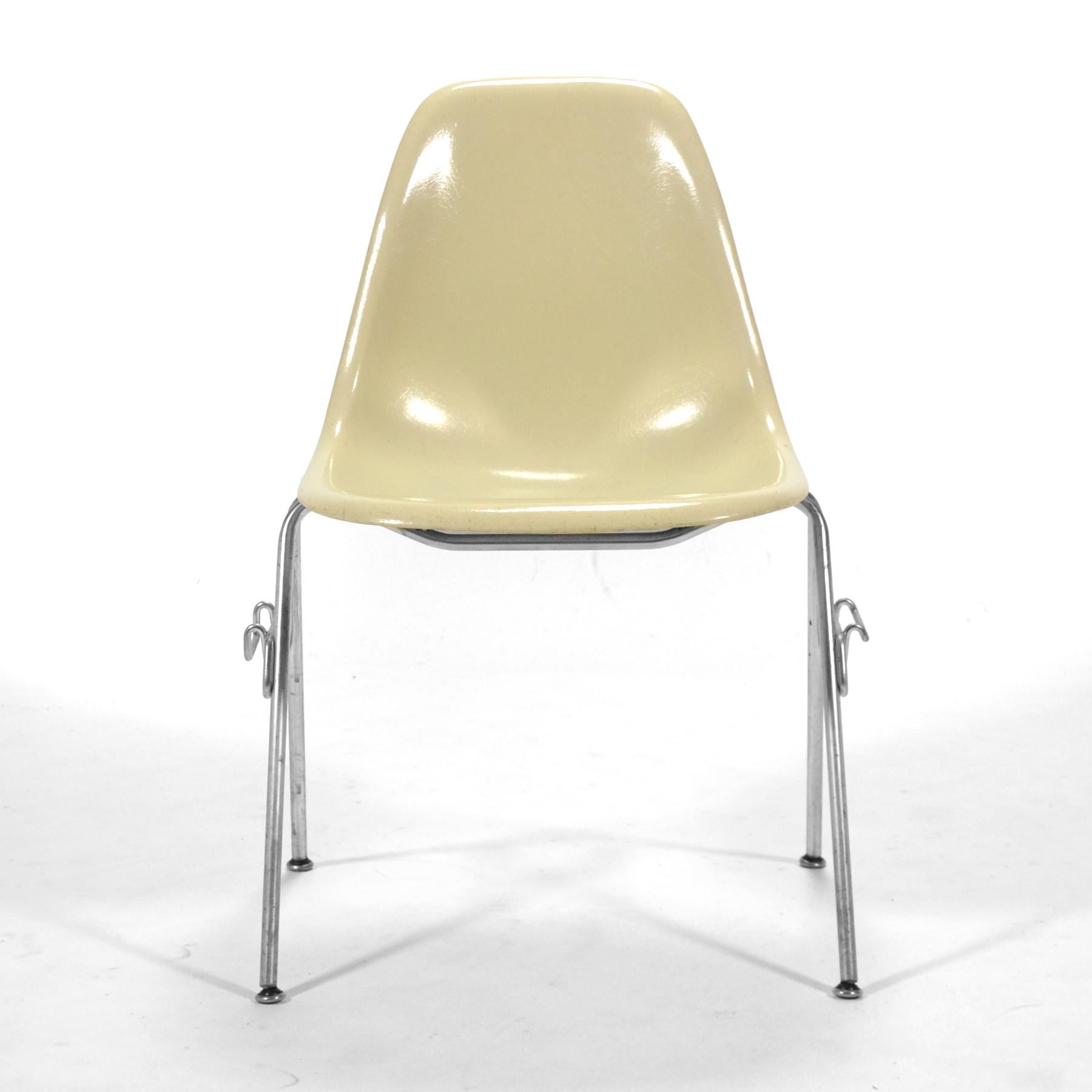 Mid-Century Modern Jeu de 14 chaises d'appoint Eames en fibre de verre DSS