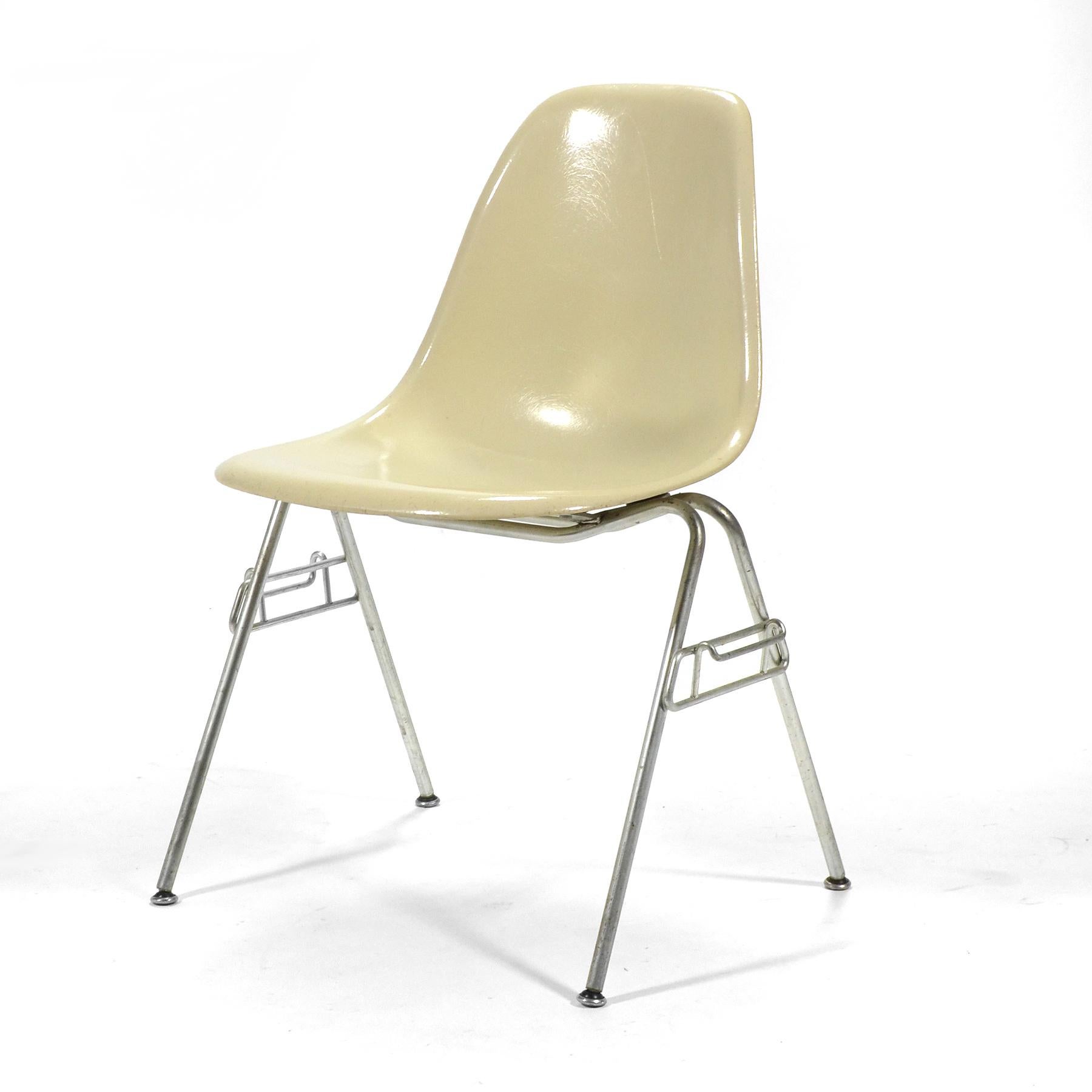 Américain Jeu de 14 chaises d'appoint Eames en fibre de verre DSS
