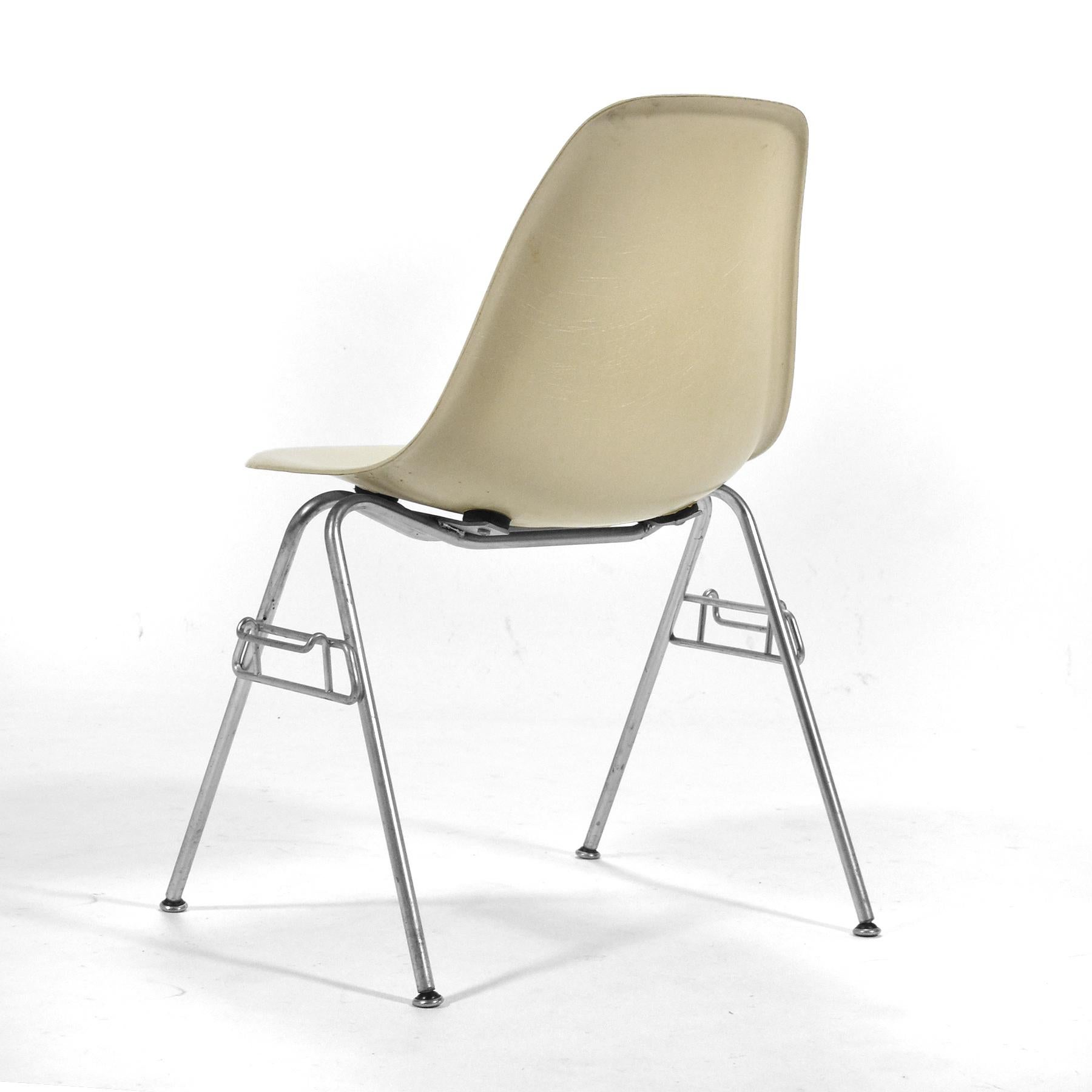 Jeu de 14 chaises d'appoint Eames en fibre de verre DSS Bon état à Highland, IN