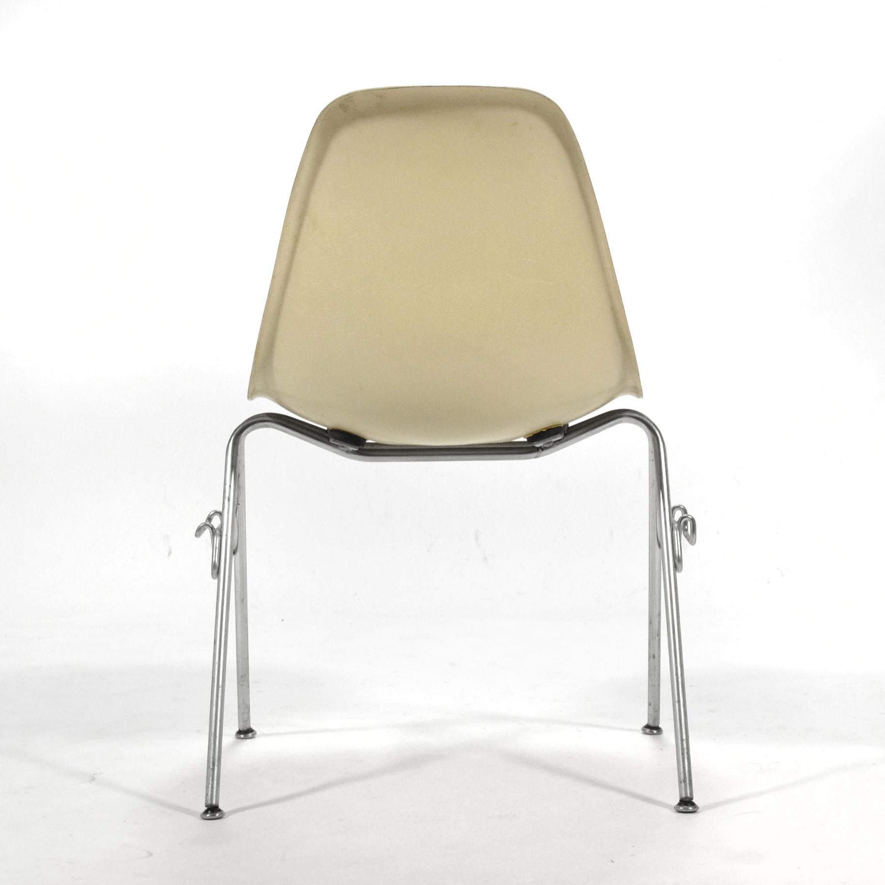 Eames Set of 14 DSS Fiberglass Side Chairs In Good Condition In Highland, IN
