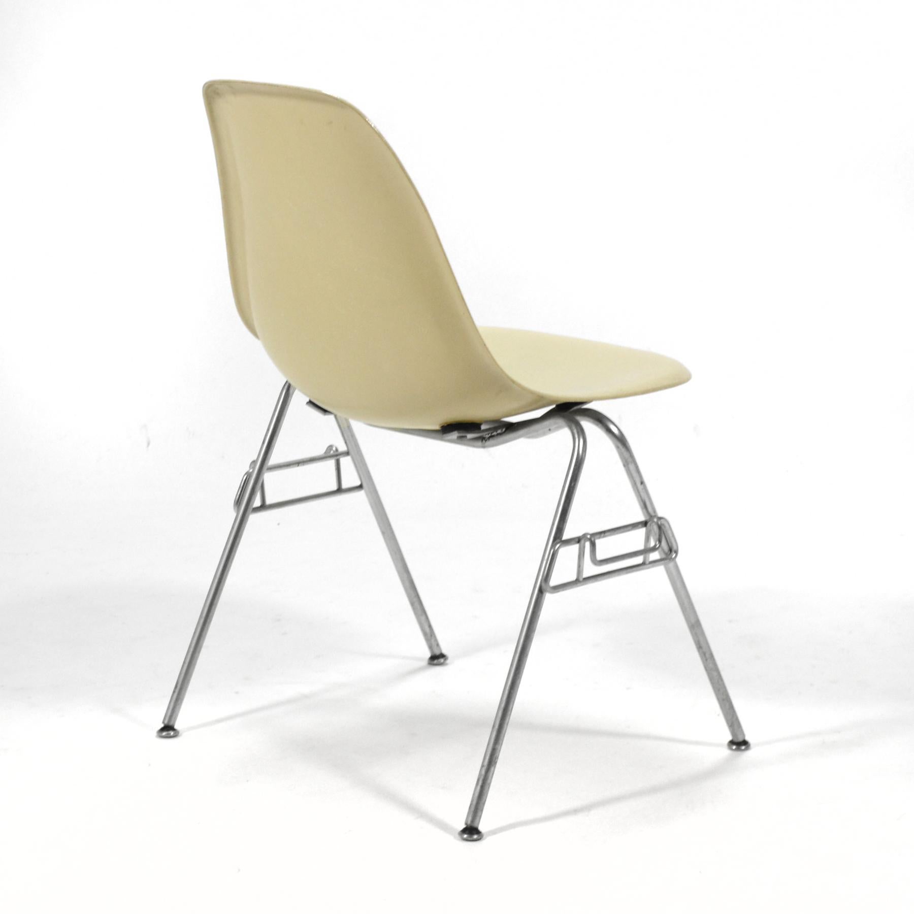 Zinc Jeu de 14 chaises d'appoint Eames en fibre de verre DSS