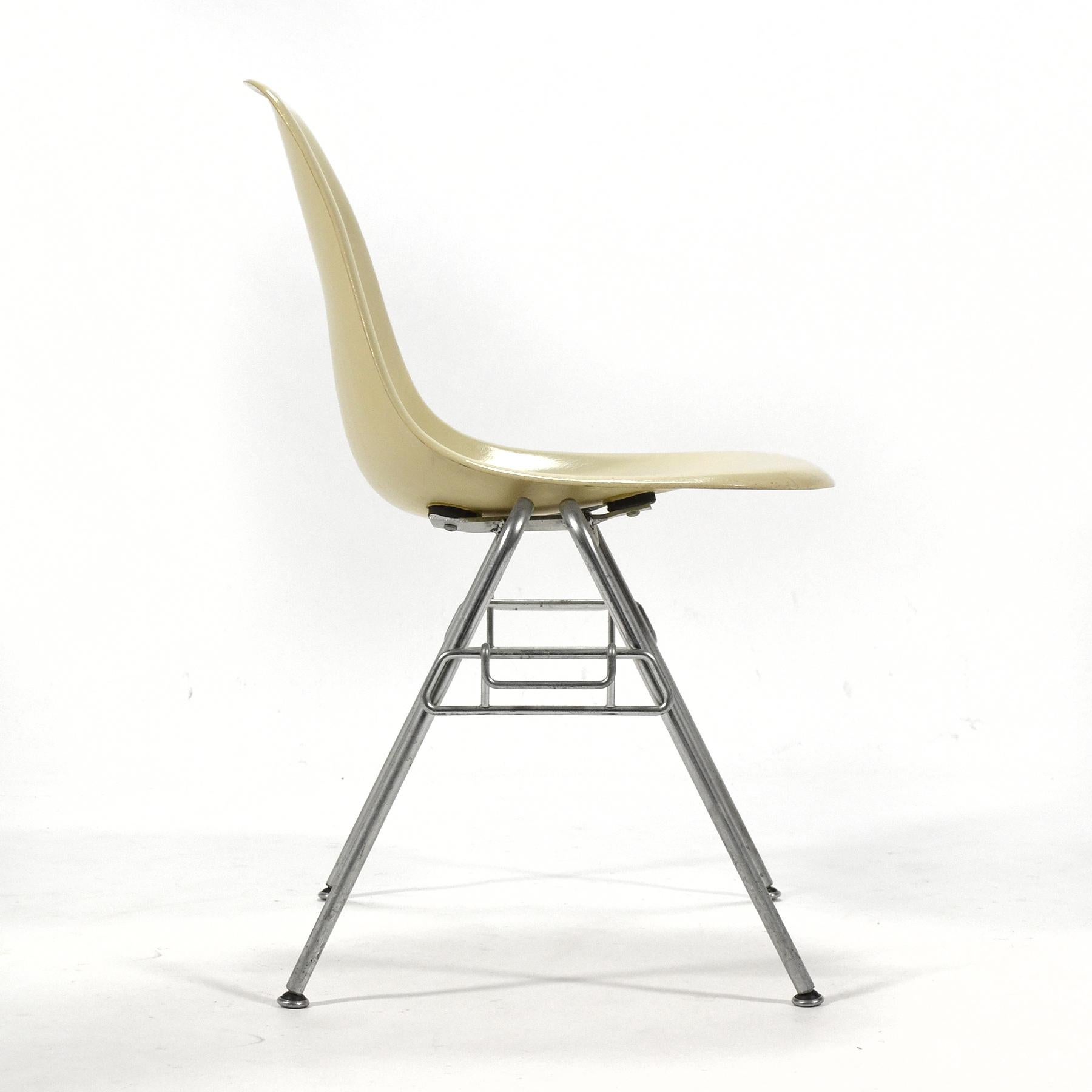 Jeu de 14 chaises d'appoint Eames en fibre de verre DSS 1