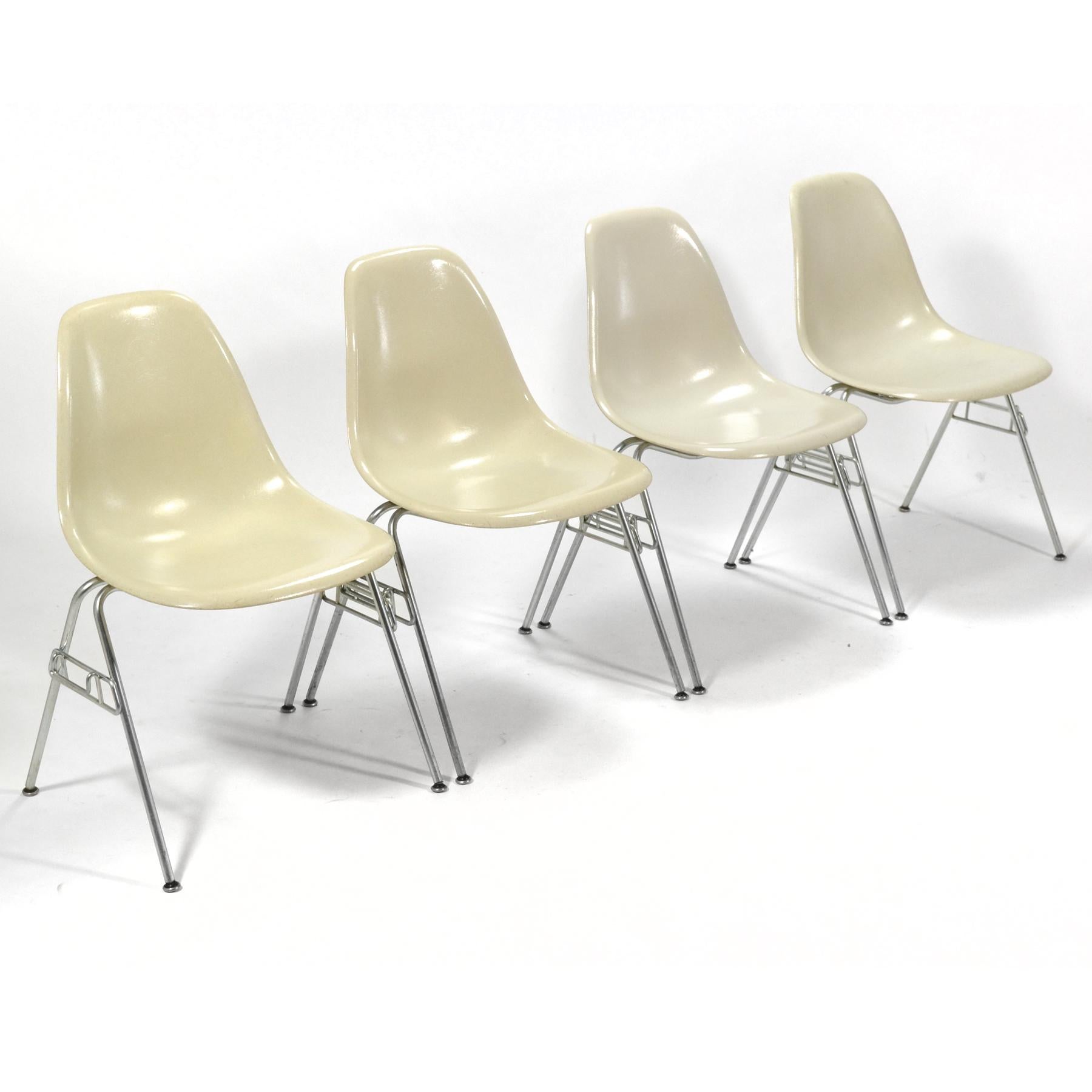 Jeu de 14 chaises d'appoint Eames en fibre de verre DSS 2