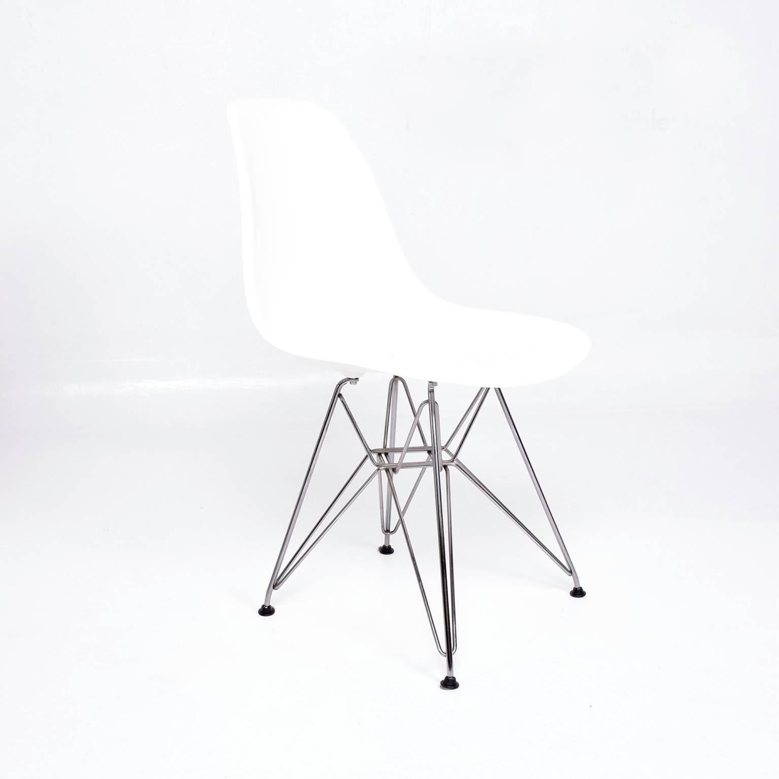 For your consideration a vintage set of four dining chairs designed by Eames for Herman Miller. 

White shell made of plastic with chrome-plated Eiffel bases.

Stamped underneath with makers information. 
Recent production.

Dimensions:
31