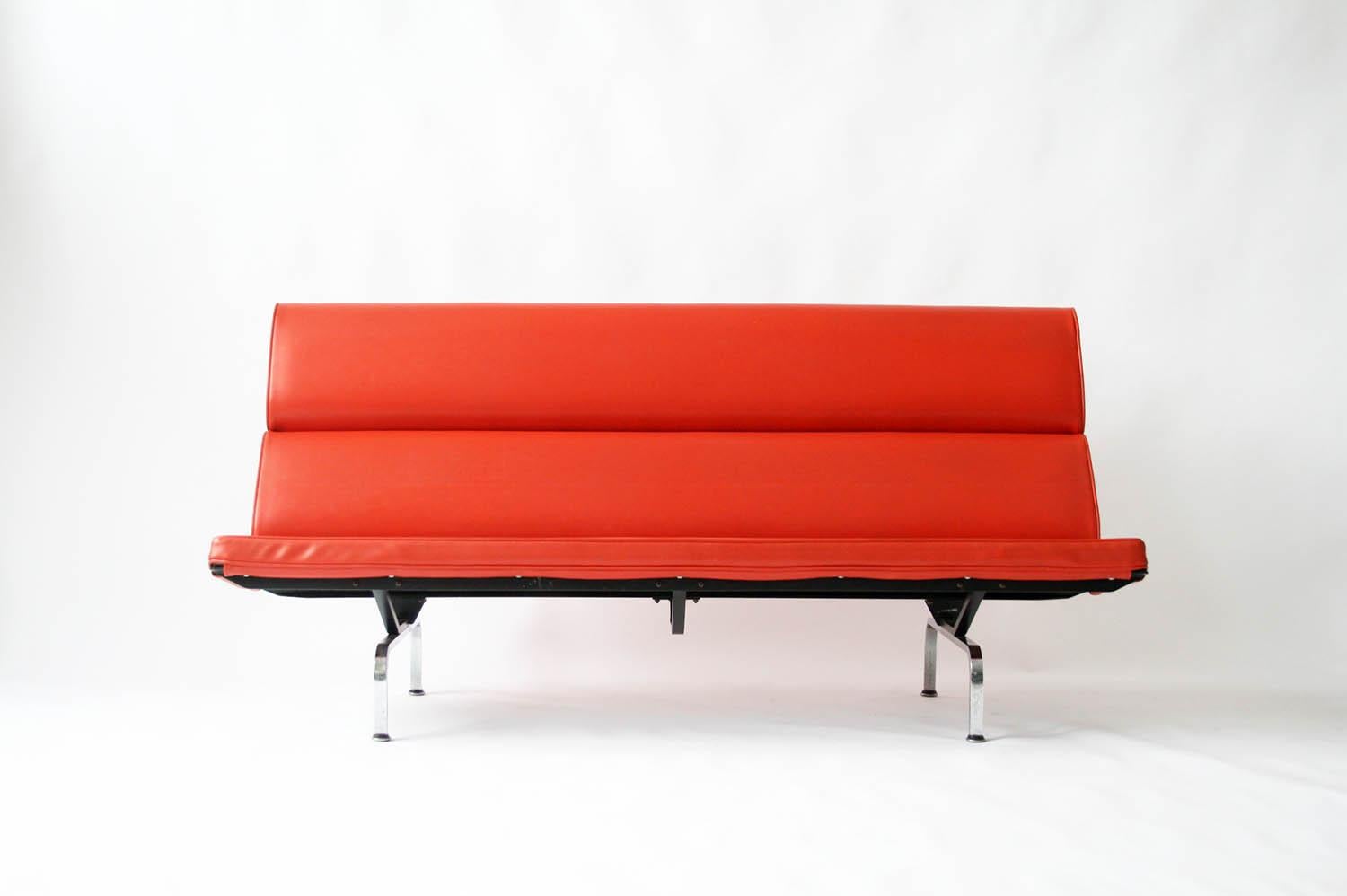 A Classic design. Vintage Eames compact sofa for Herman Miller in vintage original fabric.