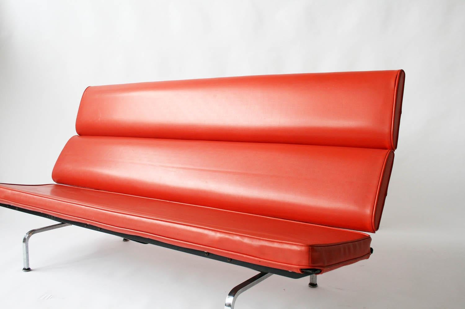 Eames Sofa Compact in Original Fabric In Excellent Condition In Chicago, IL