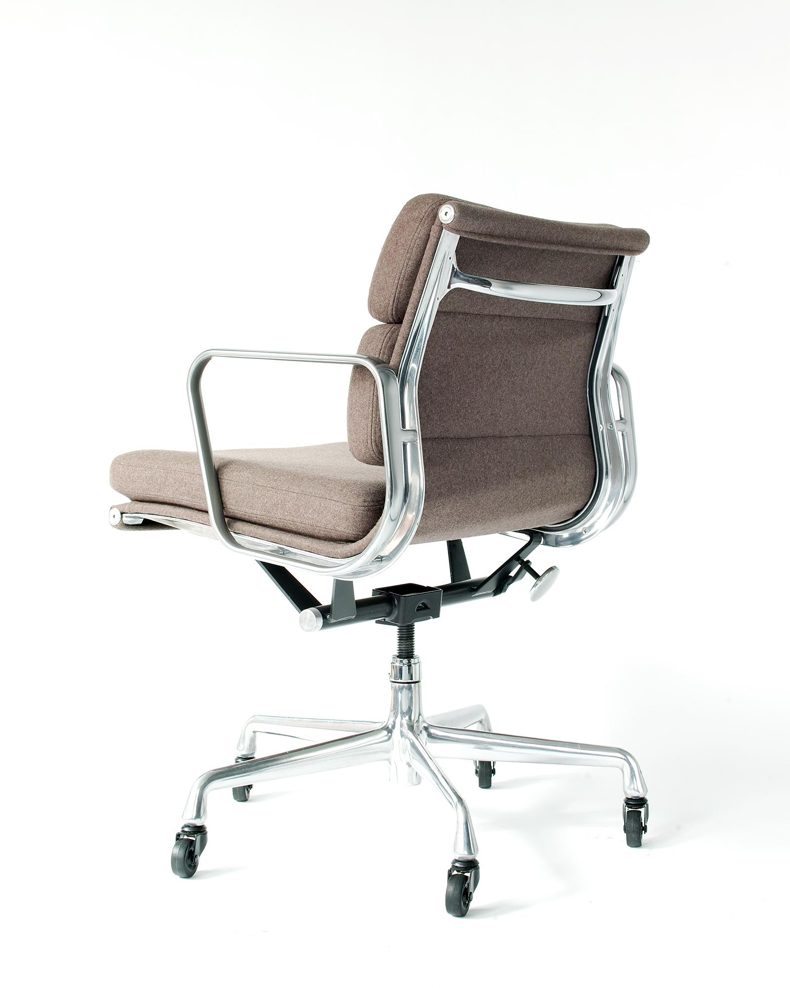 Eames Soft Pad Aluminum Group Chair 8