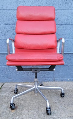 Chaise de direction Eames Soft Pad en cuir rouge