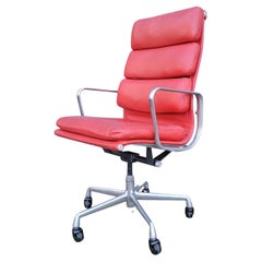 Eames Executive Chair aus rotem Leder mit weichem Gestell