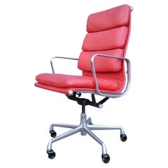 Eames Executive Chair aus rotem Leder mit weichem Gestell