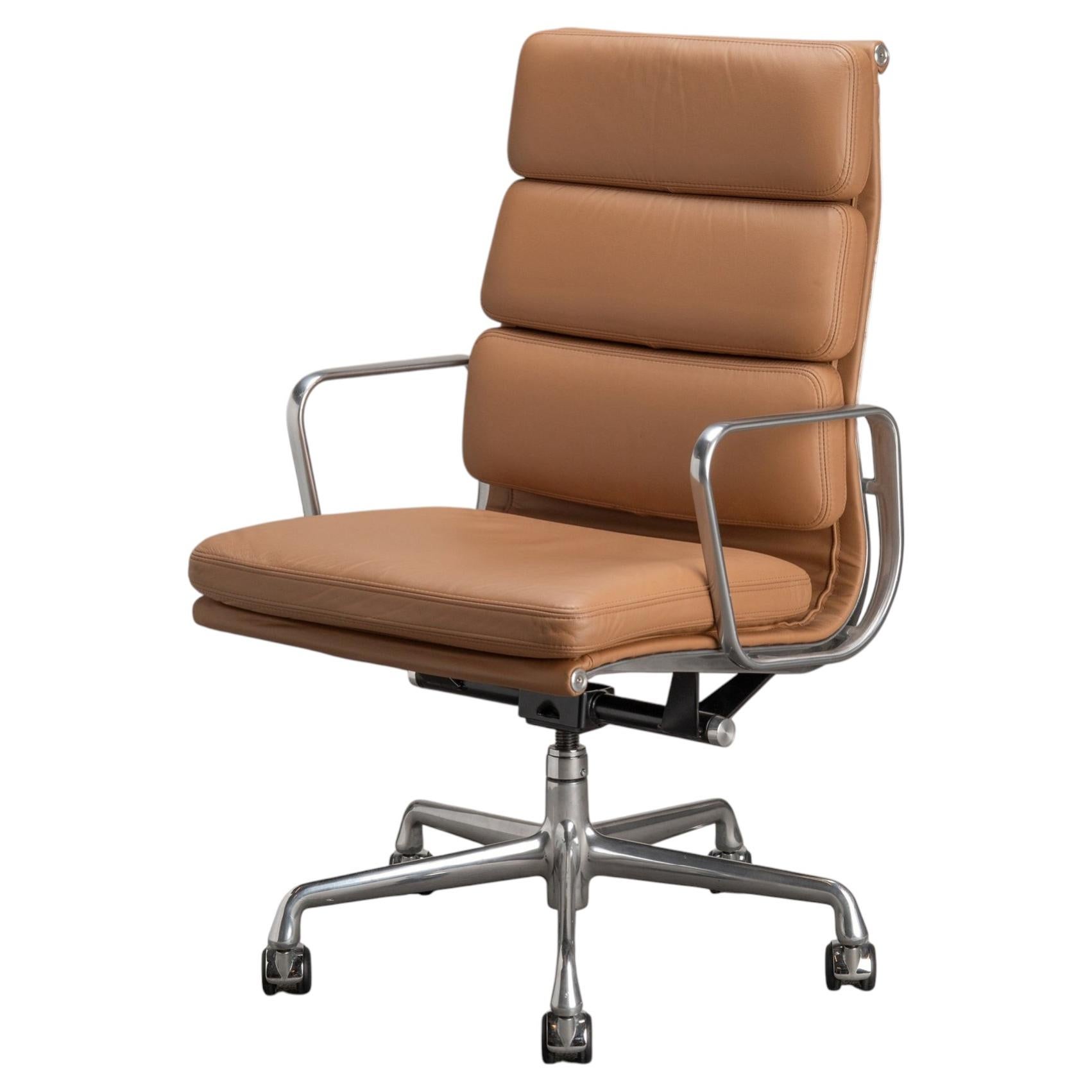Eames Soft Pad-Chefsessel aus Butterscotch-Leder von Herman Miller