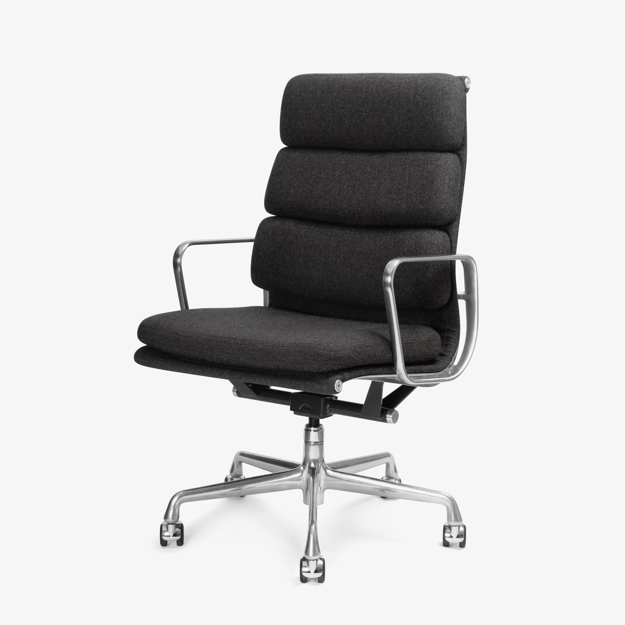 Il grande portfolio di Charles and Ray Eames è ampiamente celebrato e funge da modello di ispirazione per i designer ancora oggi. Uno dei loro design più riconoscibili è la linea Aluminum Group per Herman Miller, da cui sono nate queste sedie