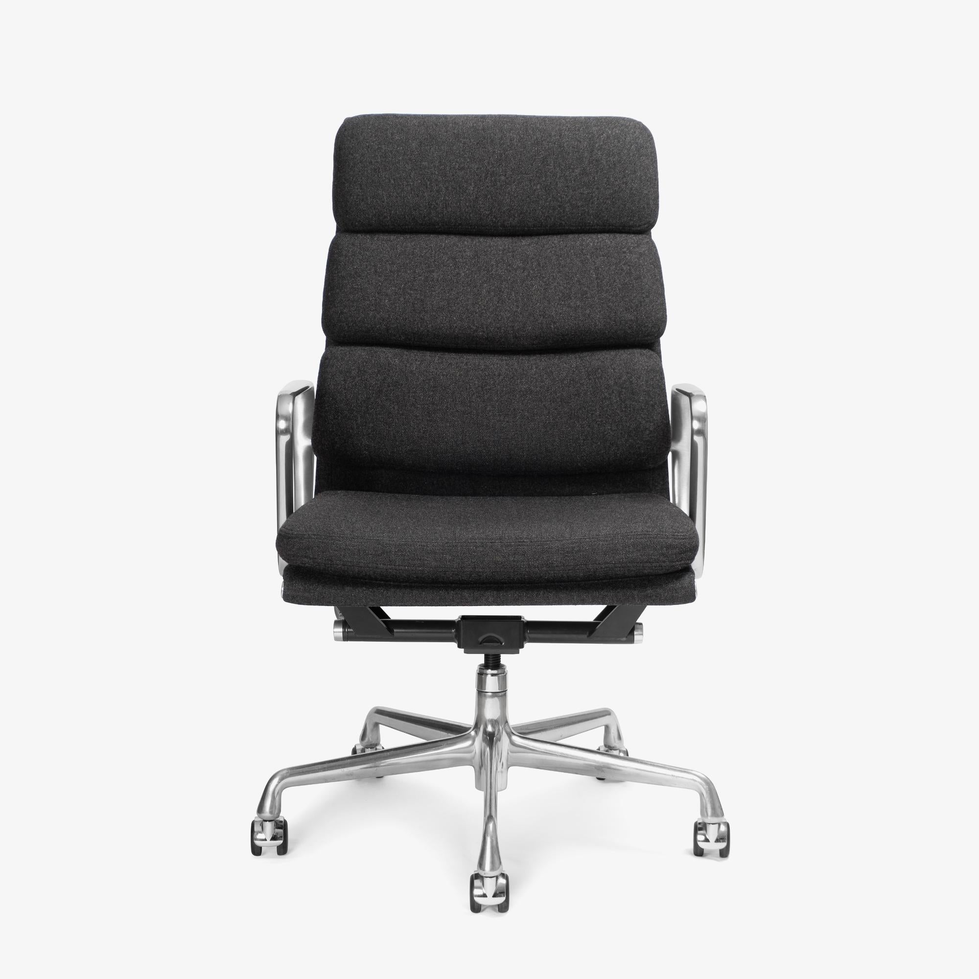 Mid-Century moderno Sedie direzionali Eames Soft-Pad in lana di Maharam color carbone di Herman Miller in vendita