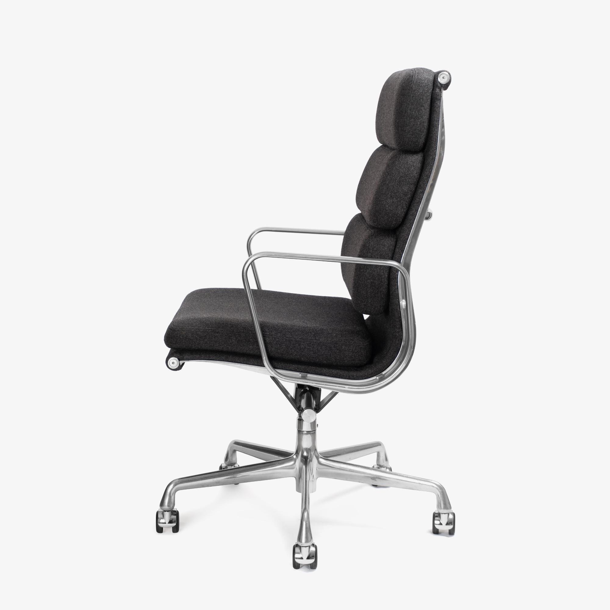 Americano Sedie direzionali Eames Soft-Pad in lana di Maharam color carbone di Herman Miller in vendita