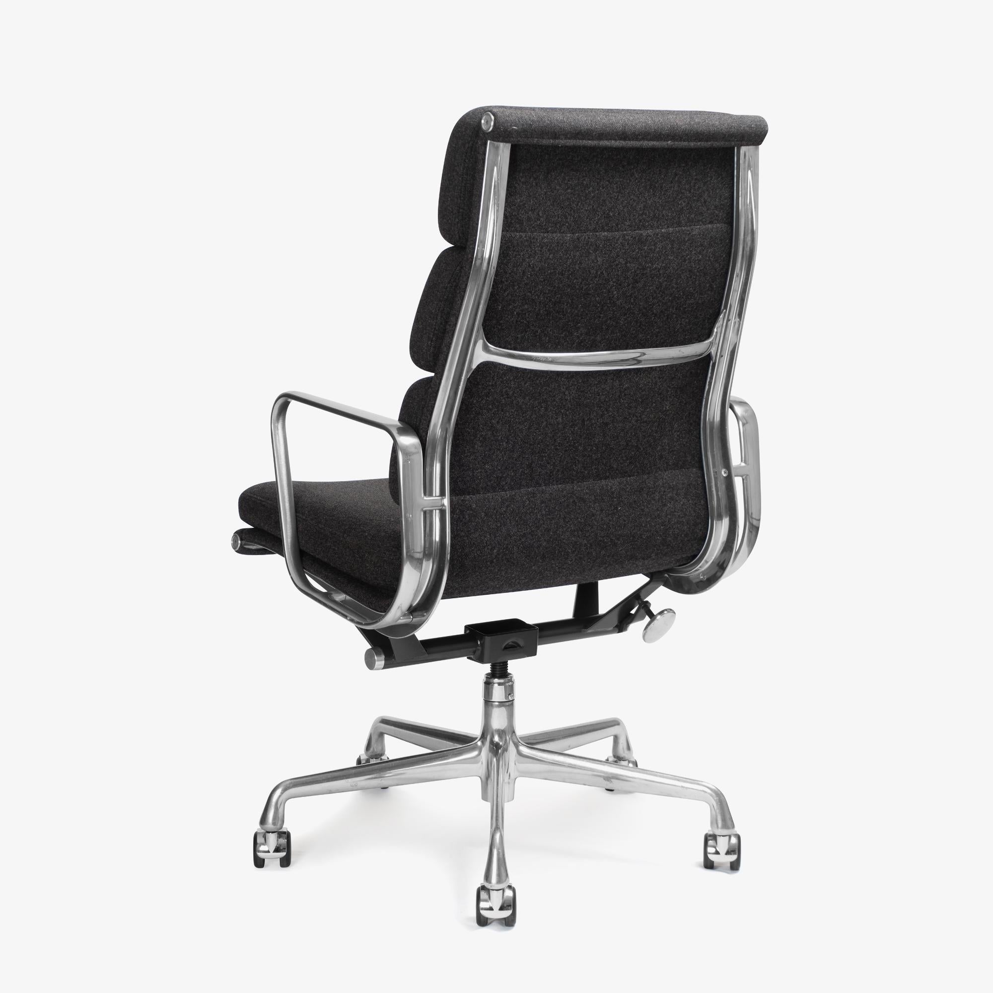 Sedie direzionali Eames Soft-Pad in lana di Maharam color carbone di Herman Miller In condizioni buone in vendita a Stamford, CT