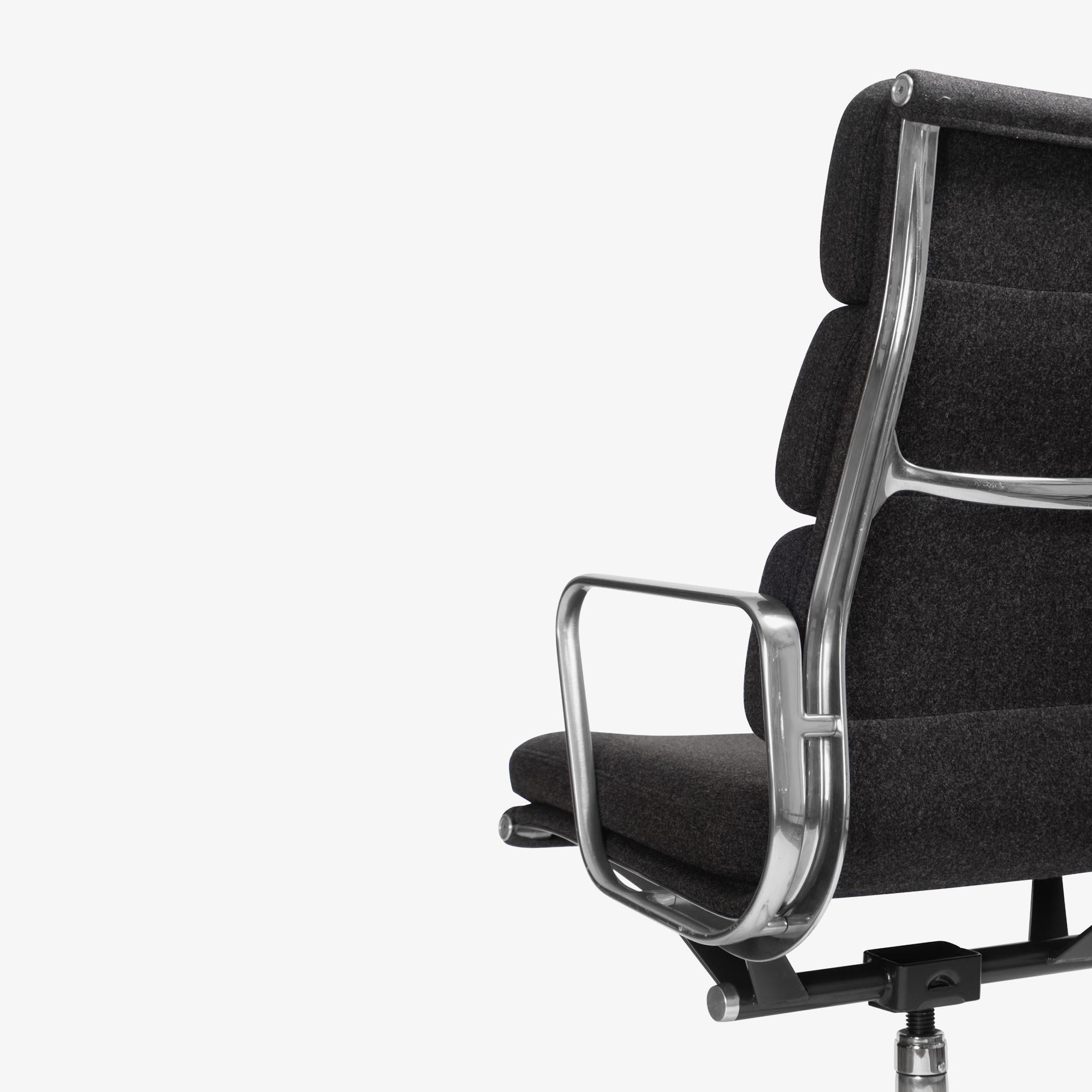 XXI secolo e contemporaneo Sedie direzionali Eames Soft-Pad in lana di Maharam color carbone di Herman Miller in vendita