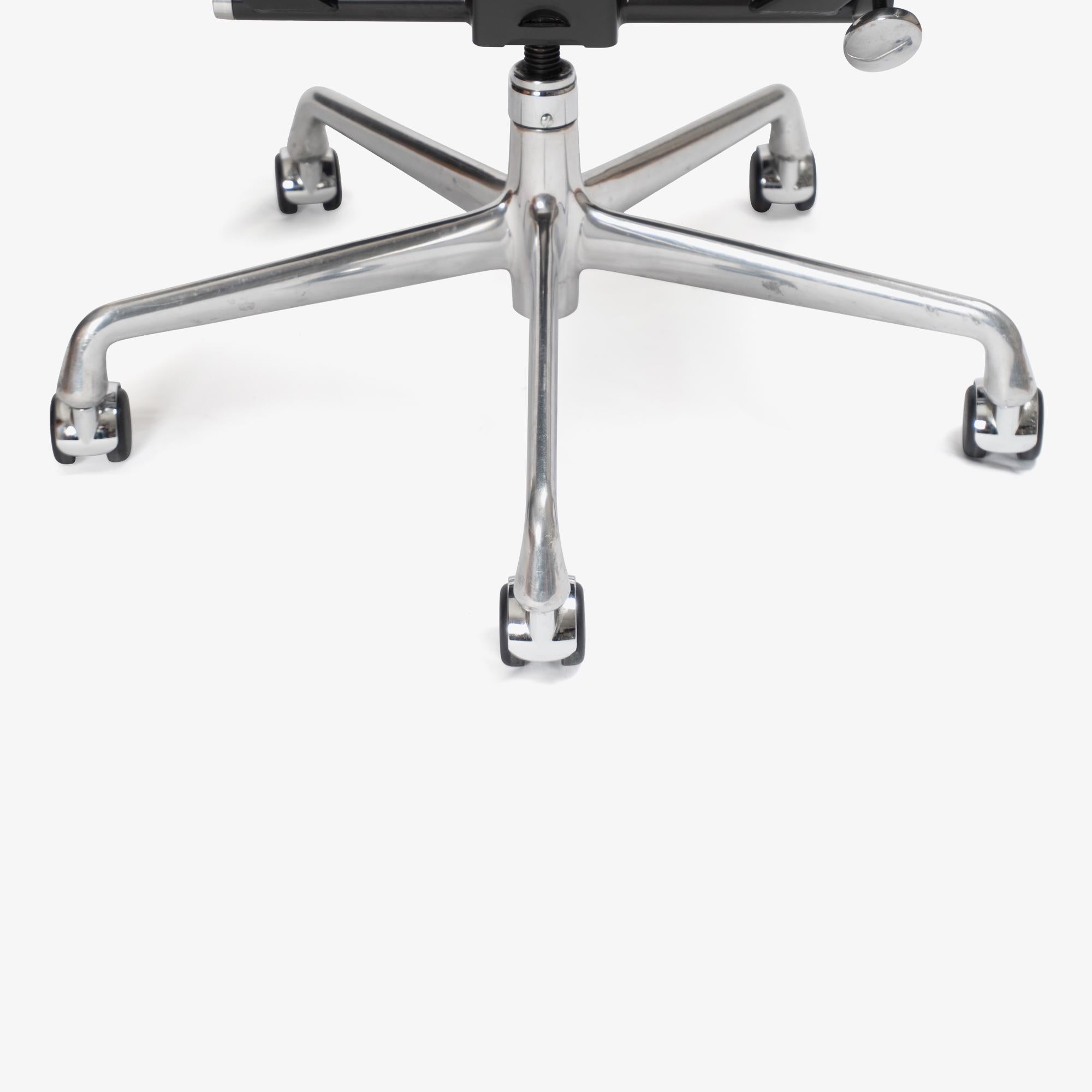 Alluminio Sedie direzionali Eames Soft-Pad in lana di Maharam color carbone di Herman Miller in vendita