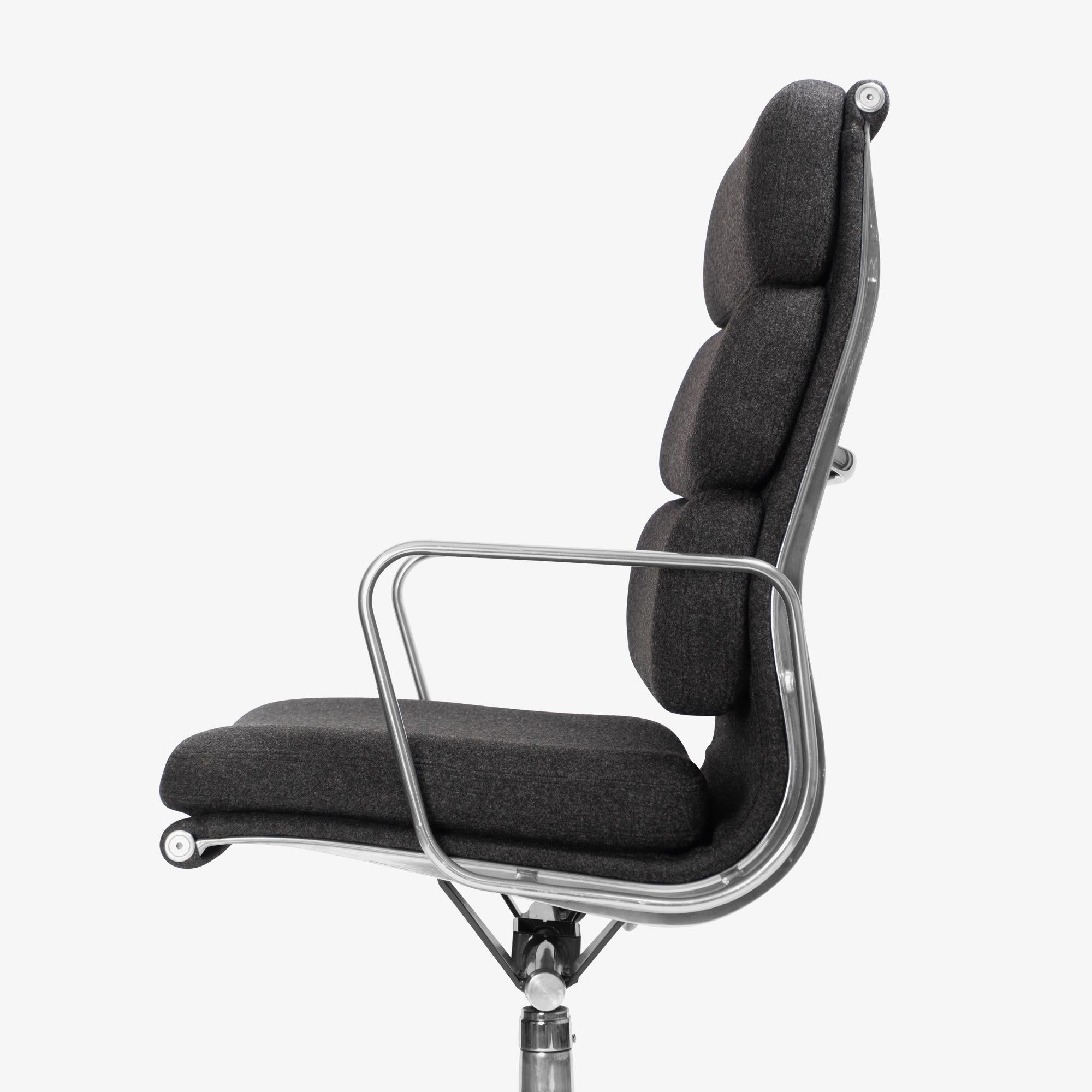 Sedie direzionali Eames Soft-Pad in lana di Maharam color carbone di Herman Miller in vendita 1