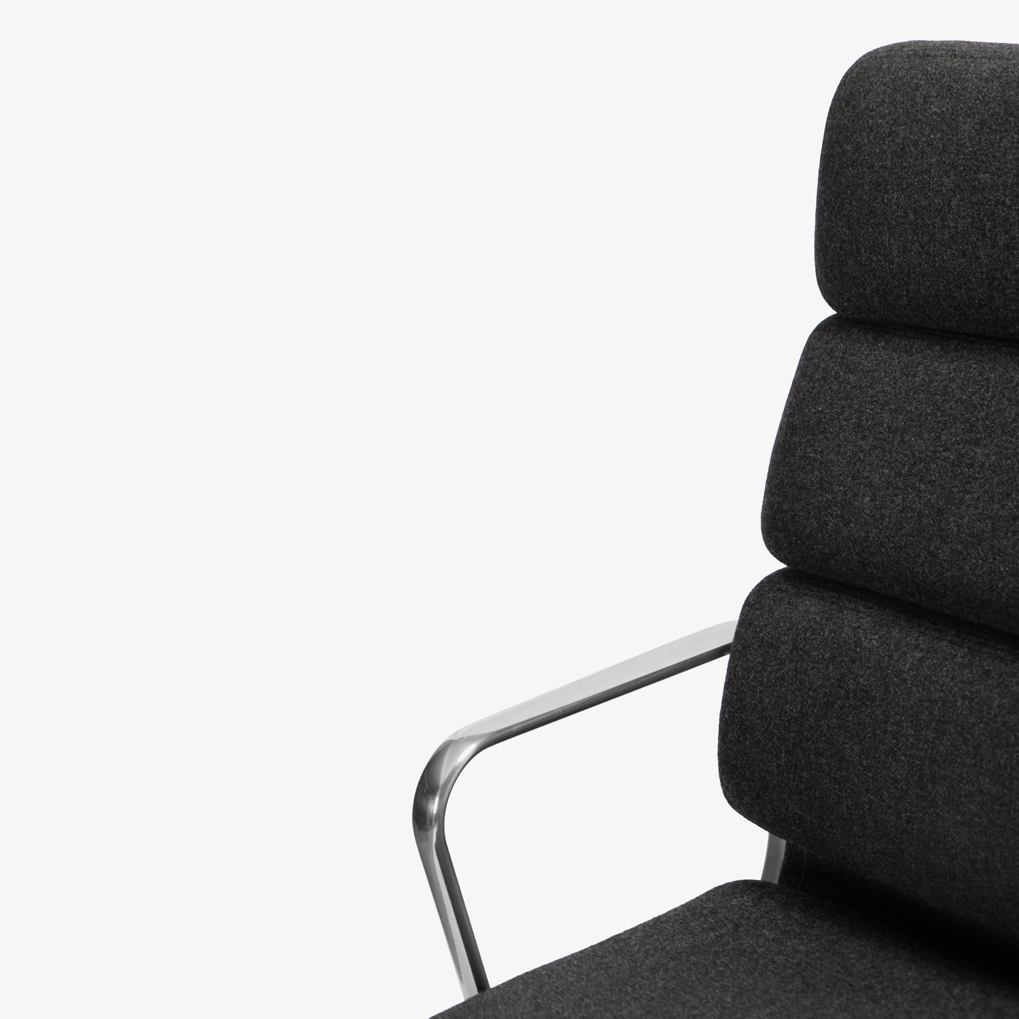 Sedie direzionali Eames Soft-Pad in lana di Maharam color carbone di Herman Miller in vendita 2