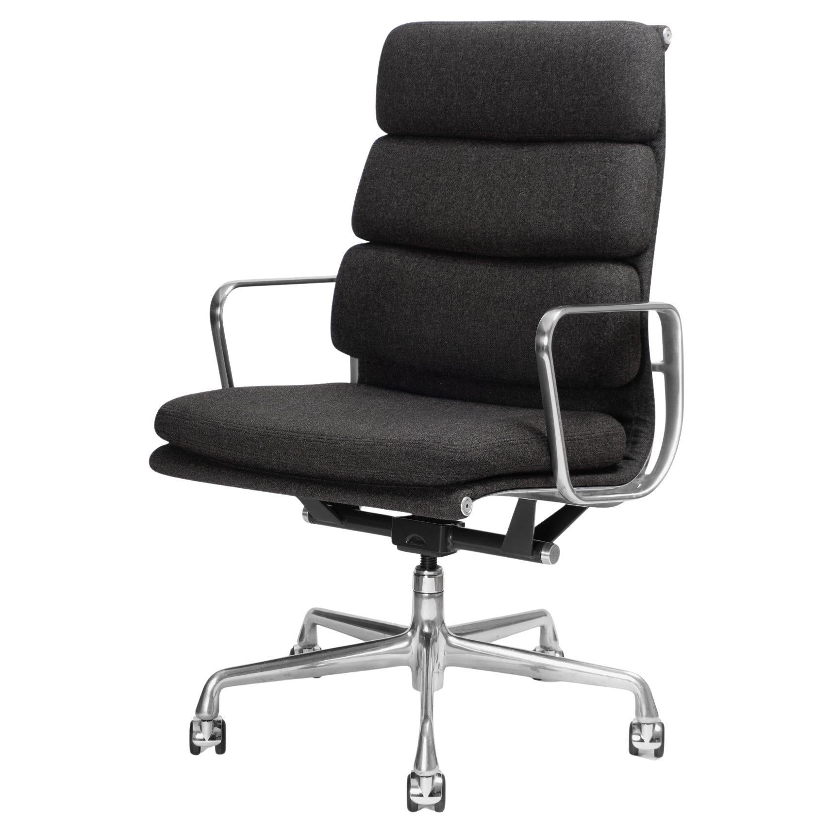 Sedie direzionali Eames Soft-Pad in lana di Maharam color carbone di Herman Miller