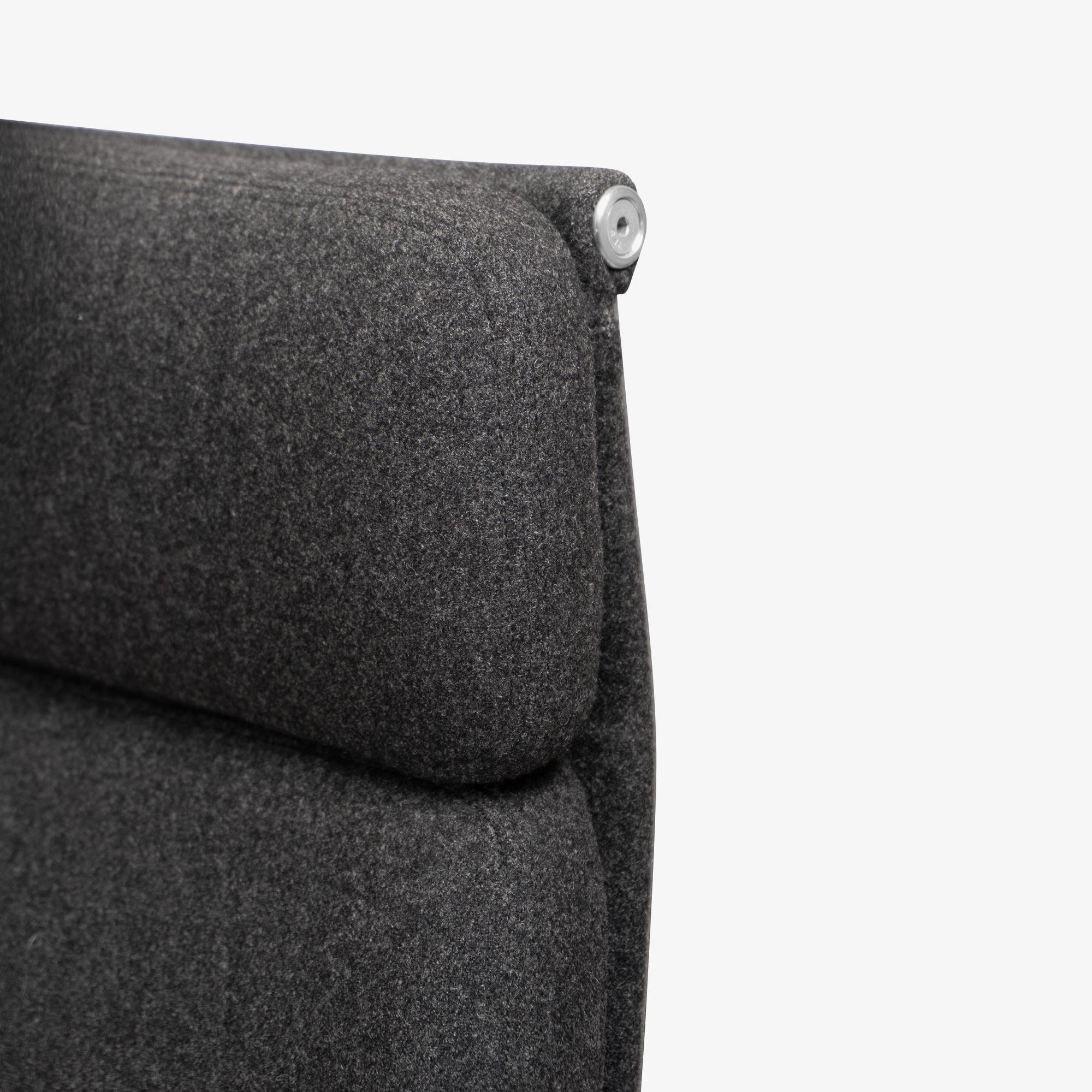 Sedie direzionali Eames Soft-Pad in lana color carbone di Herman Miller, set da 6 in vendita 3