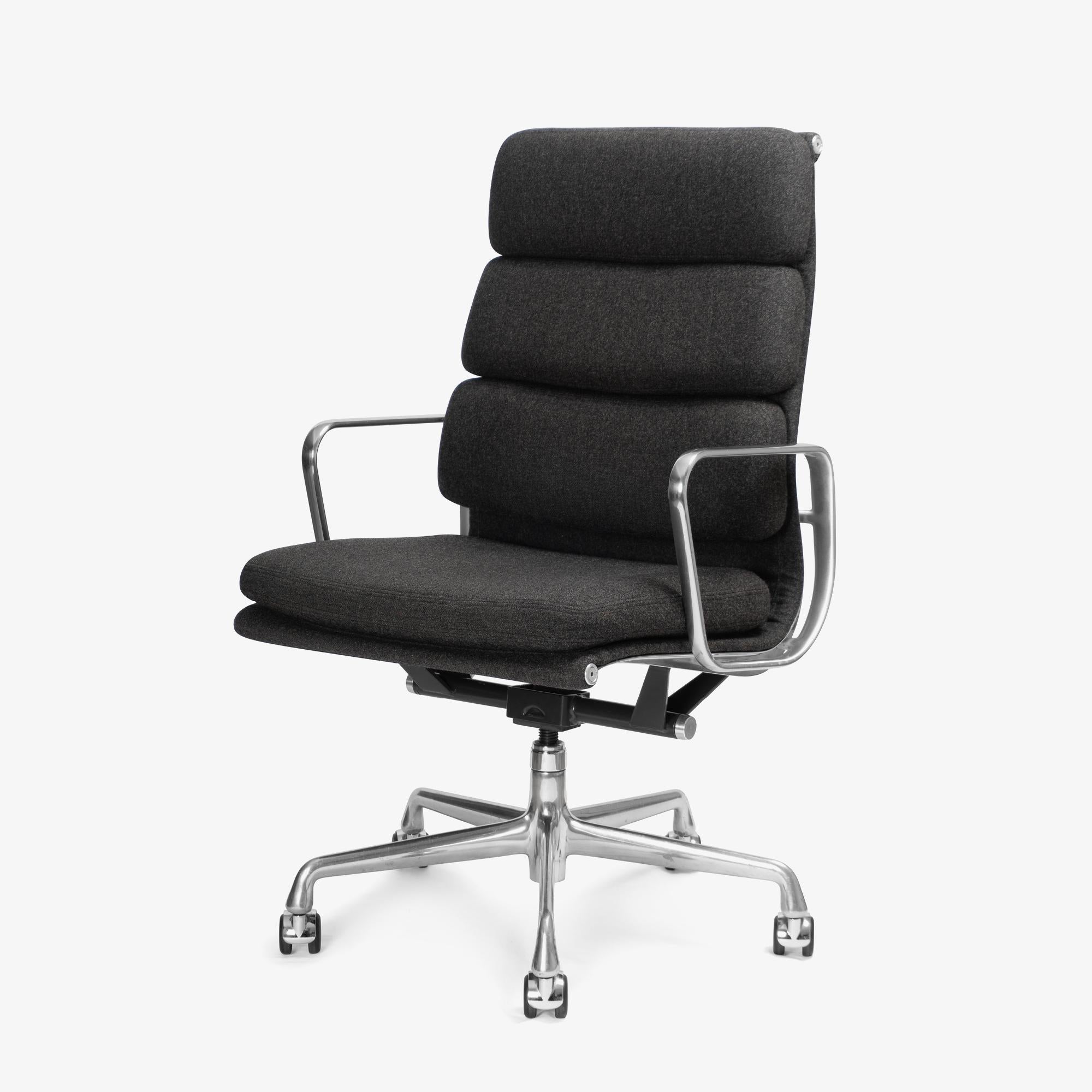 Il grande portfolio di Charles and Ray Eames è ampiamente celebrato e funge da modello di ispirazione per i designer ancora oggi. Uno dei loro design più riconoscibili è la linea Aluminum Group per Herman Miller, da cui sono nate queste sedie