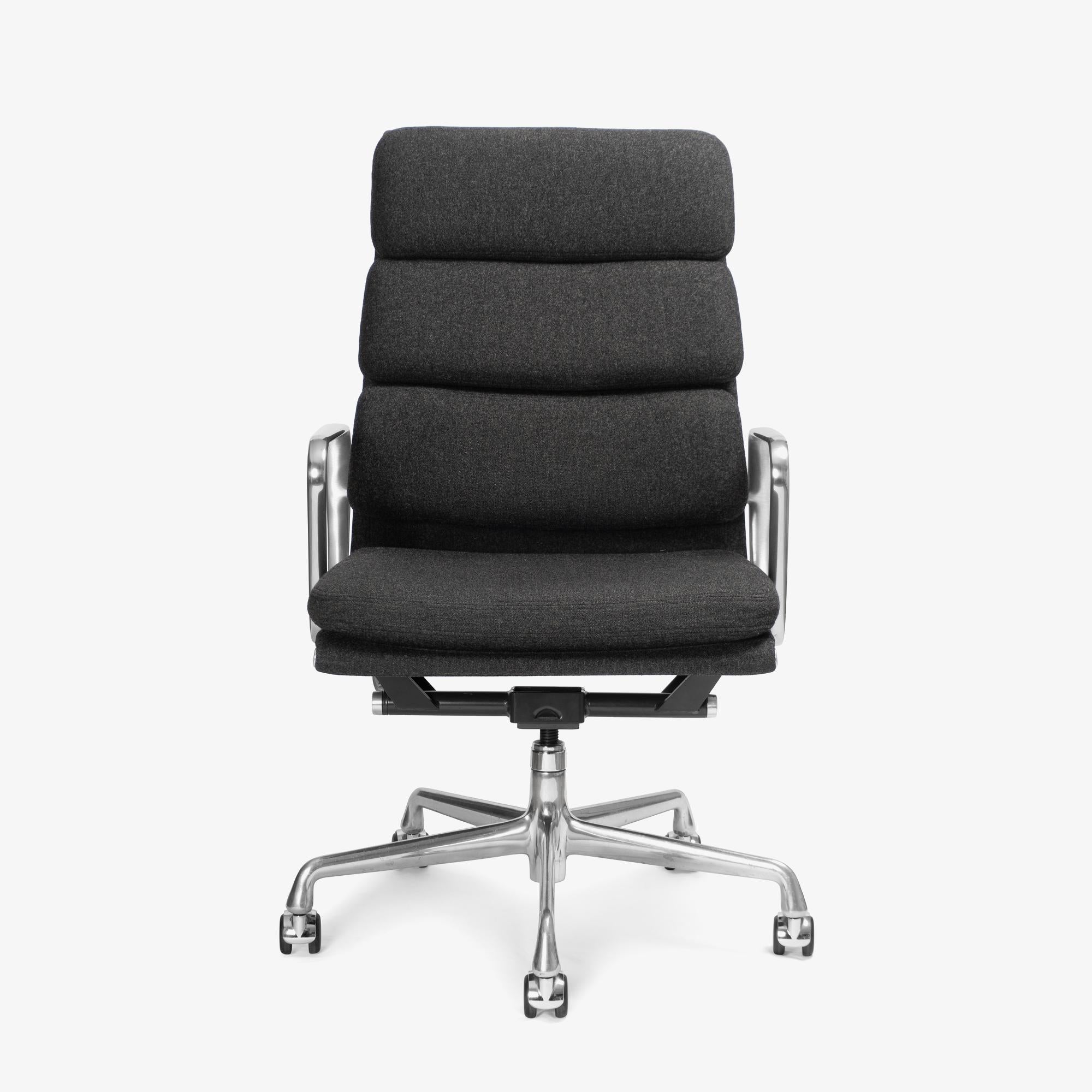 Mid-Century moderno Sedie direzionali Eames Soft-Pad in lana color carbone di Herman Miller, set da 6 in vendita