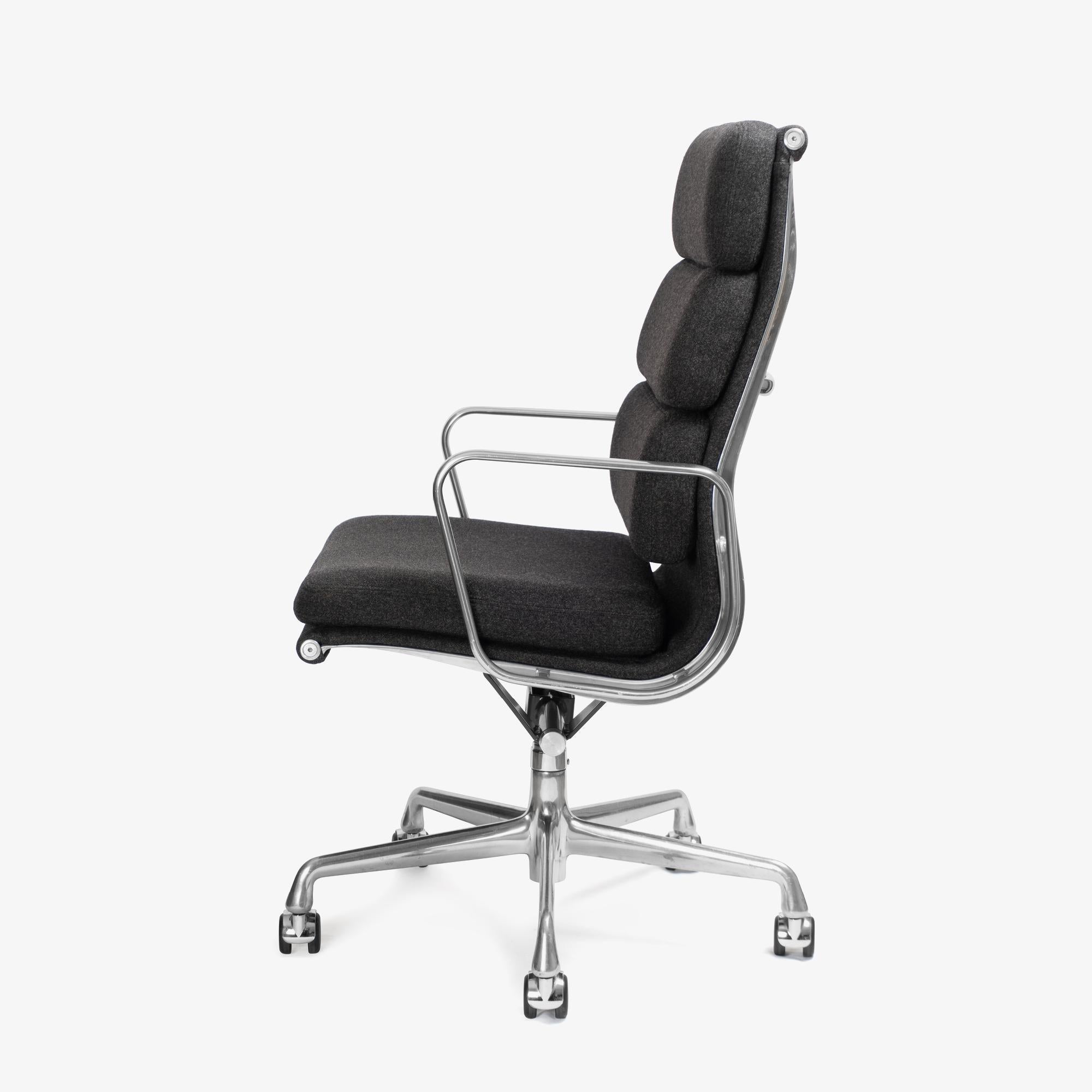 Americano Sedie direzionali Eames Soft-Pad in lana color carbone di Herman Miller, set da 6 in vendita