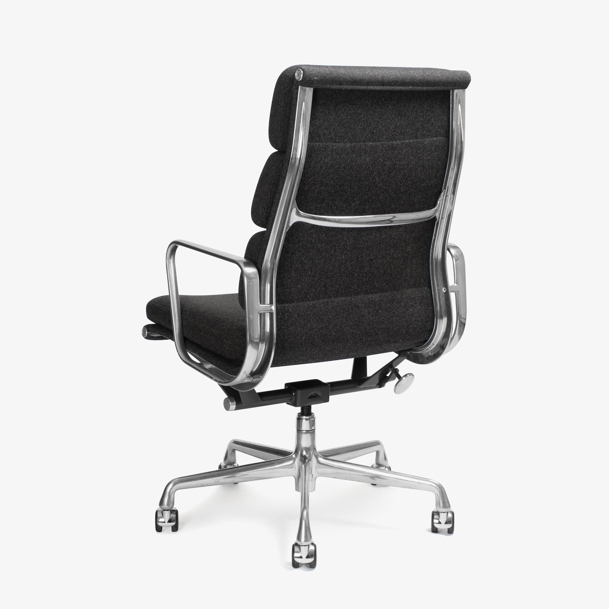Sedie direzionali Eames Soft-Pad in lana color carbone di Herman Miller, set da 6 In condizioni buone in vendita a Stamford, CT