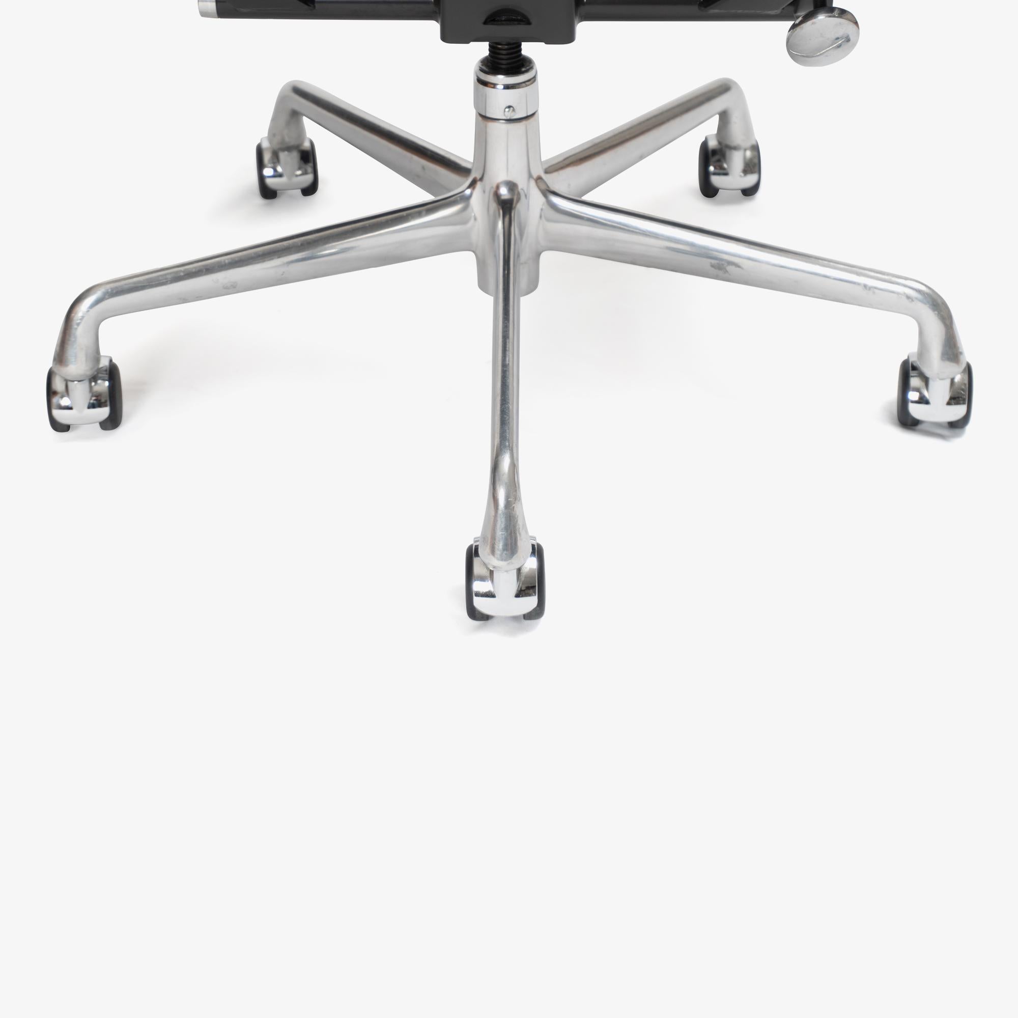 Alluminio Sedie direzionali Eames Soft-Pad in lana color carbone di Herman Miller, set da 6 in vendita