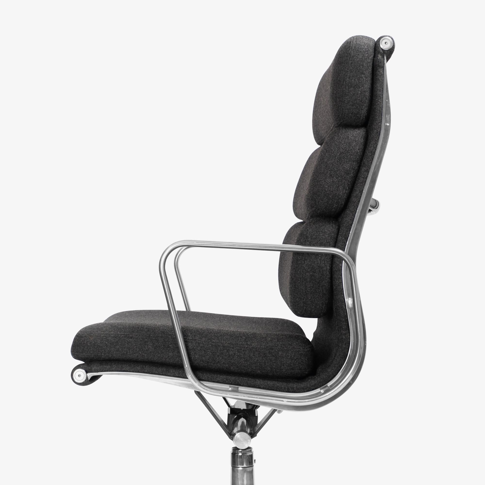 Sedie direzionali Eames Soft-Pad in lana color carbone di Herman Miller, set da 6 in vendita 1