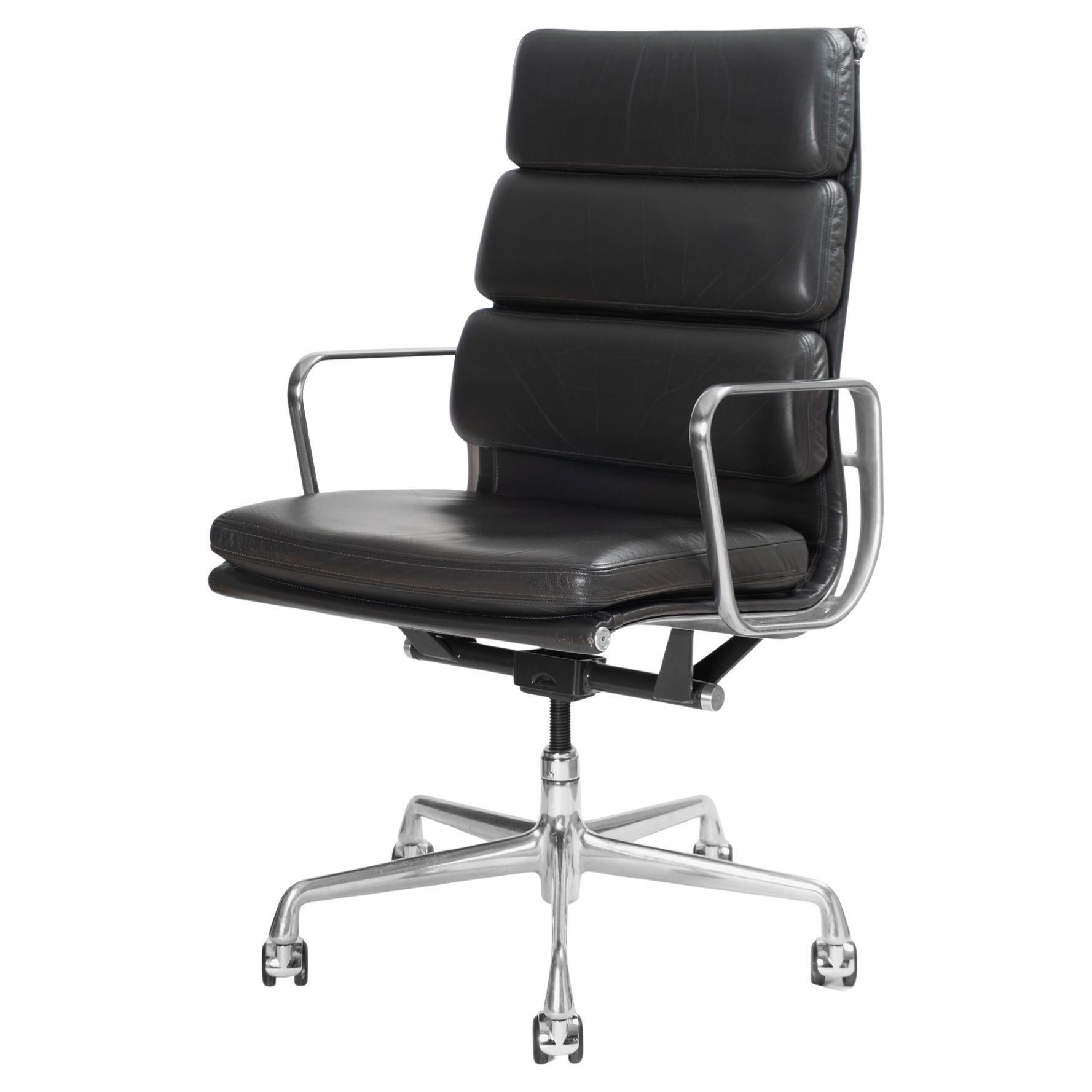 Sillones de dirección Eames con acolchado blando en piel gris humo de Herman Miller